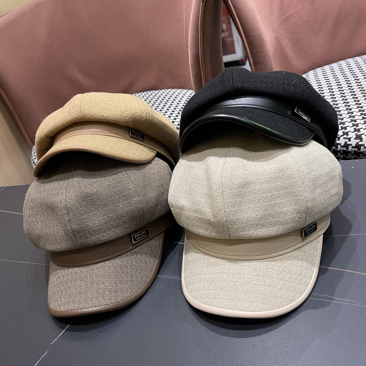  普拉达Prada秋冬羊羔毛八角帽女气质百搭英伦风鸭舌报童帽画家贝雷帽