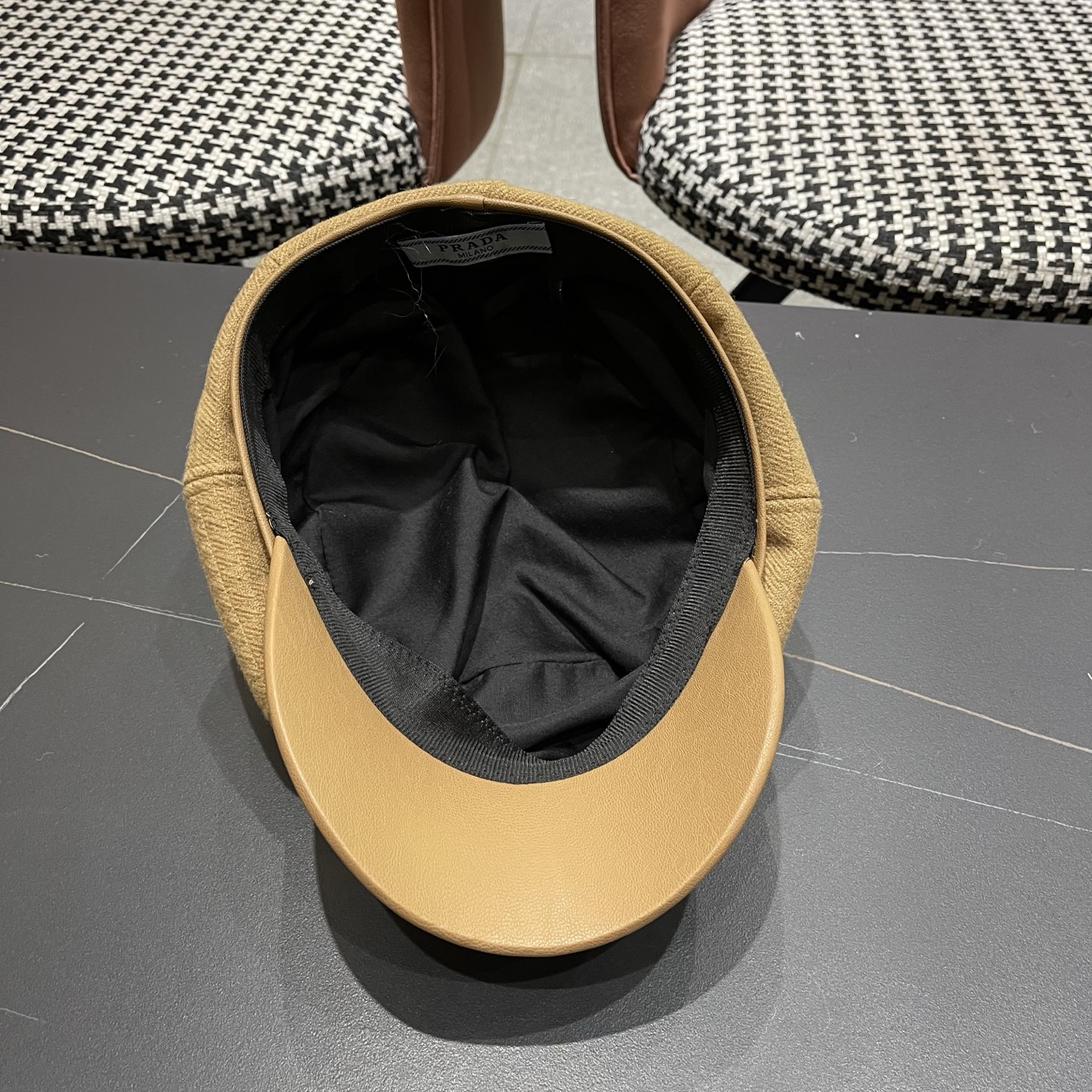  普拉达Prada秋冬羊羔毛八角帽女气质百搭英伦风鸭舌报童帽画家贝雷帽