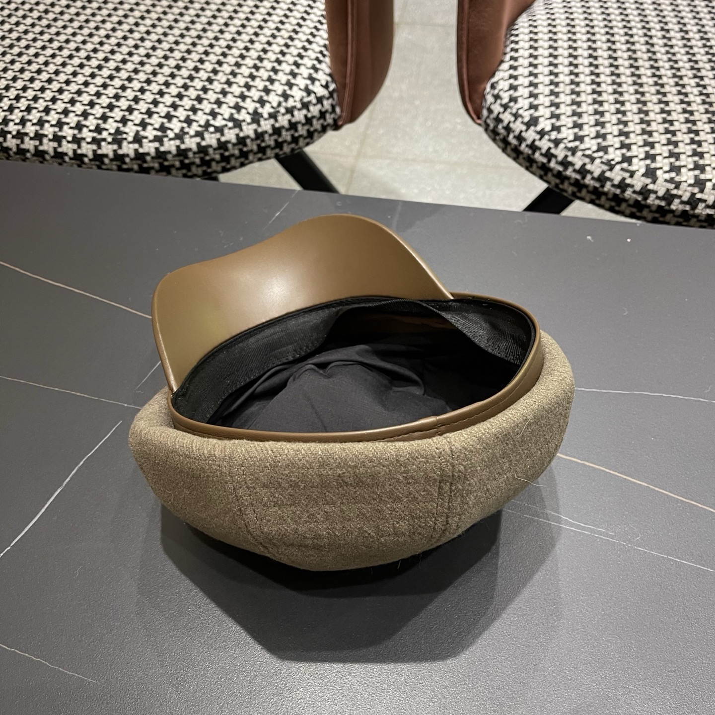  普拉达Prada秋冬羊羔毛八角帽女气质百搭英伦风鸭舌报童帽画家贝雷帽