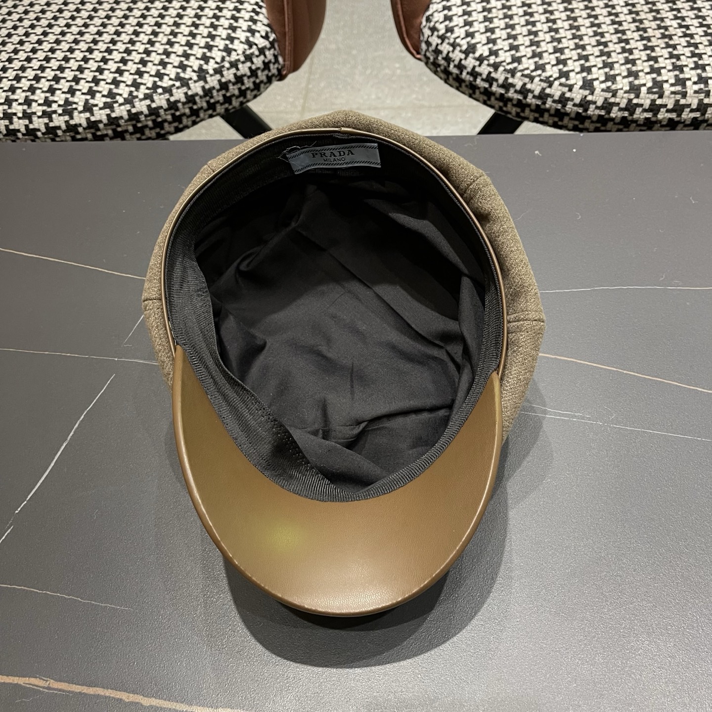  普拉达Prada秋冬羊羔毛八角帽女气质百搭英伦风鸭舌报童帽画家贝雷帽