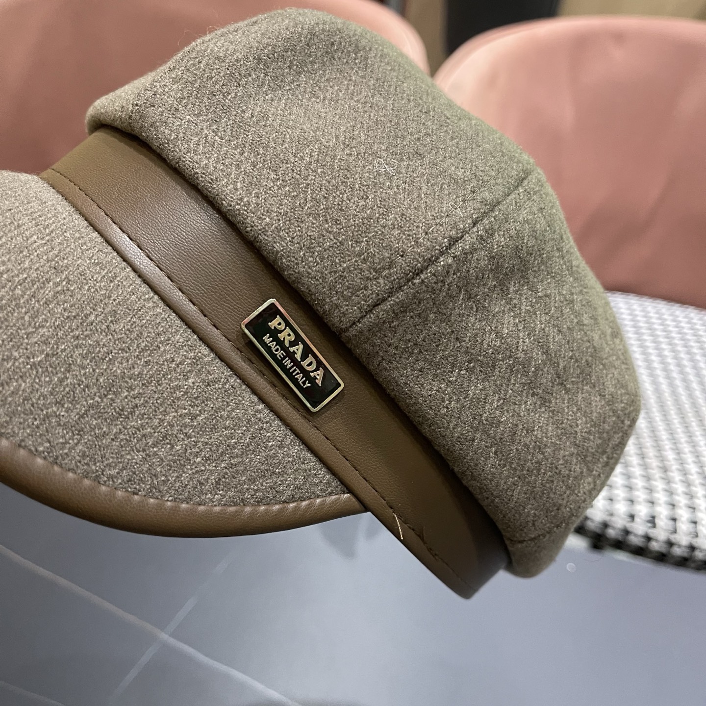  普拉达Prada秋冬羊羔毛八角帽女气质百搭英伦风鸭舌报童帽画家贝雷帽