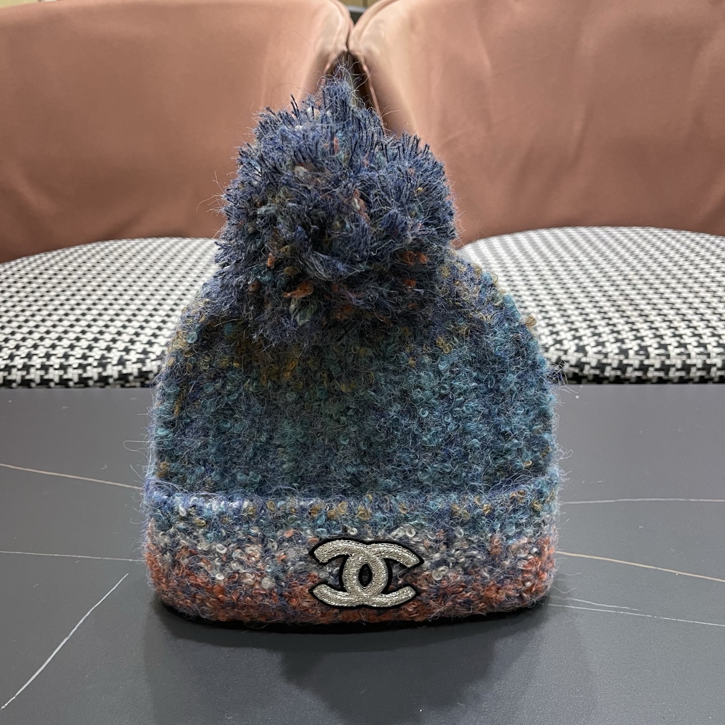  Chanel香奈儿秋冬网红时尚博主推荐款毛线帽，小红书爆款，手感超柔软舒适的针织线帽，弹性极佳！
