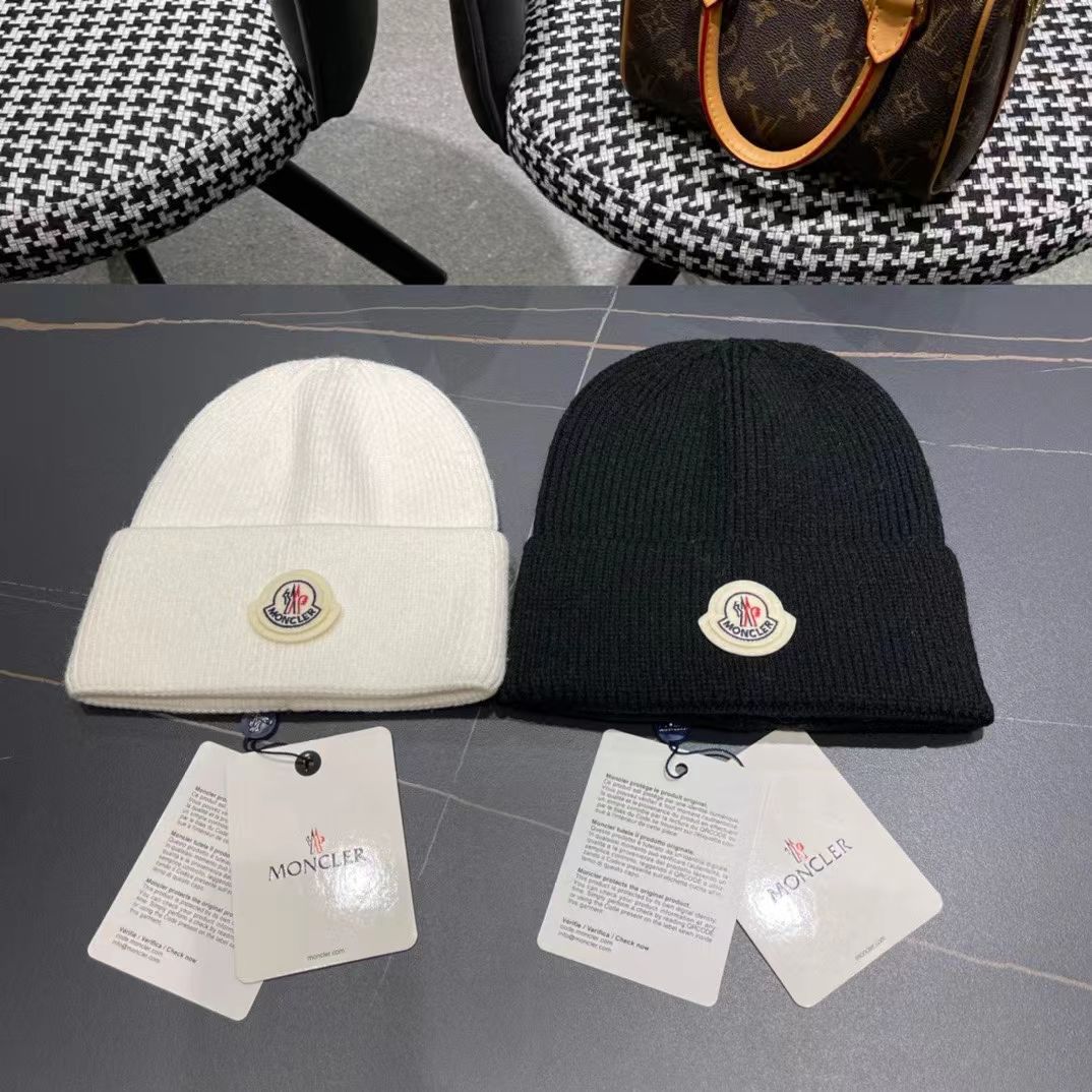 盟可睐 moncler 蒙口 💜💜秋冬针织毛线帽经典版型~百搭的针织毛线帽对穿搭非常加分弹性好 男生女生