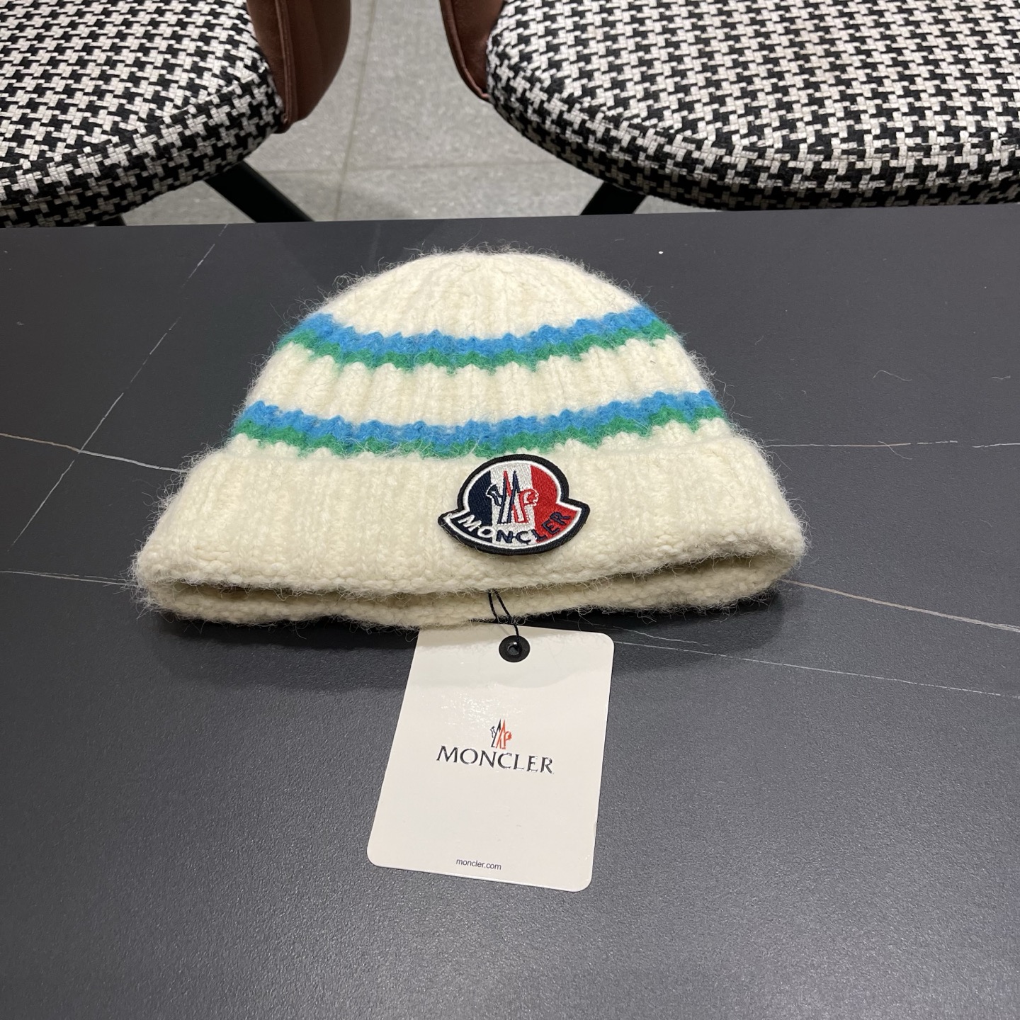 MONCLER蒙口针织毛线帽，好品质高端大气，超火爆💖质感很赞，出街超好搭配！时尚潮流！冬天必备单品，男