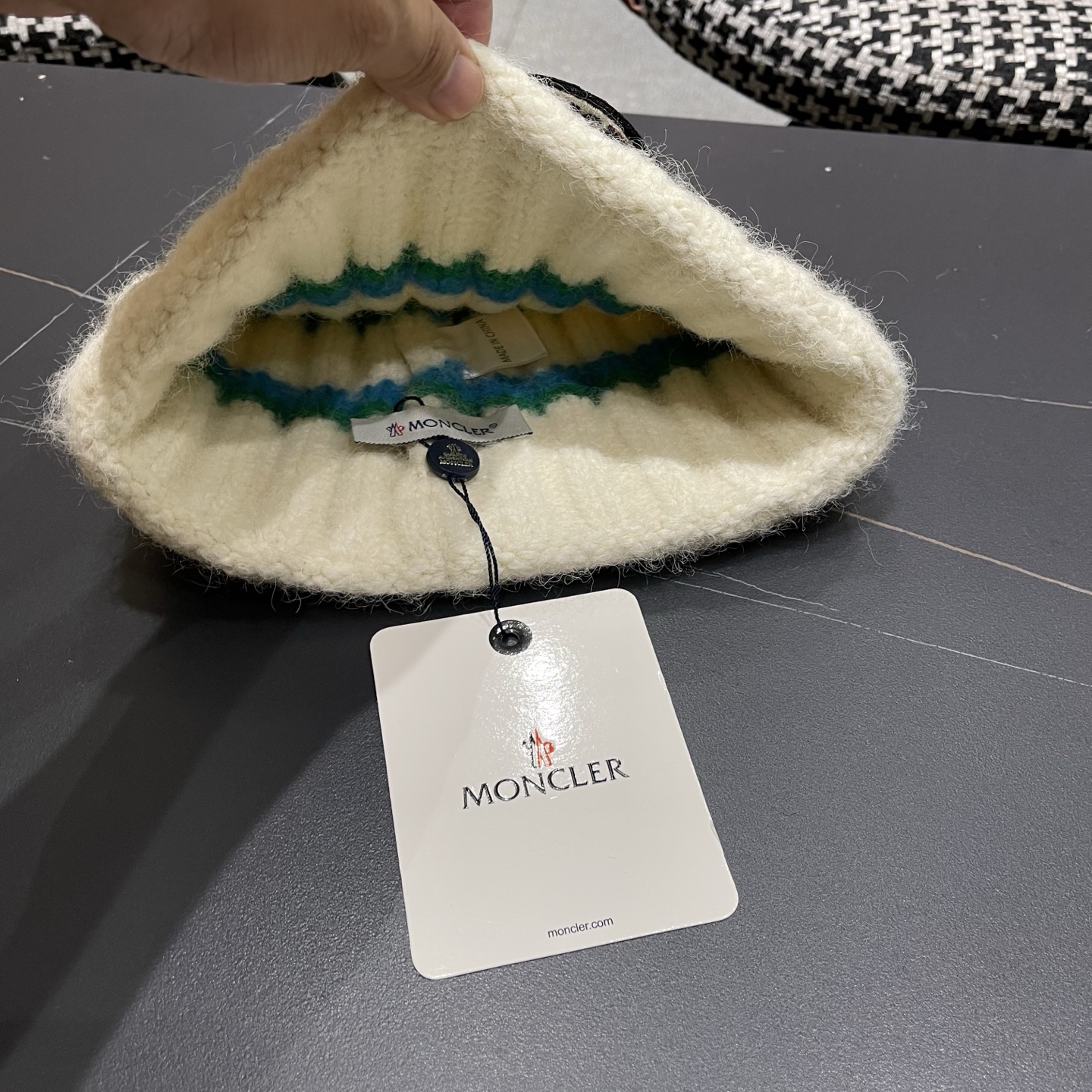 MONCLER蒙口针织毛线帽，好品质高端大气，超火爆💖质感很赞，出街超好搭配！时尚潮流！冬天必备单品，男