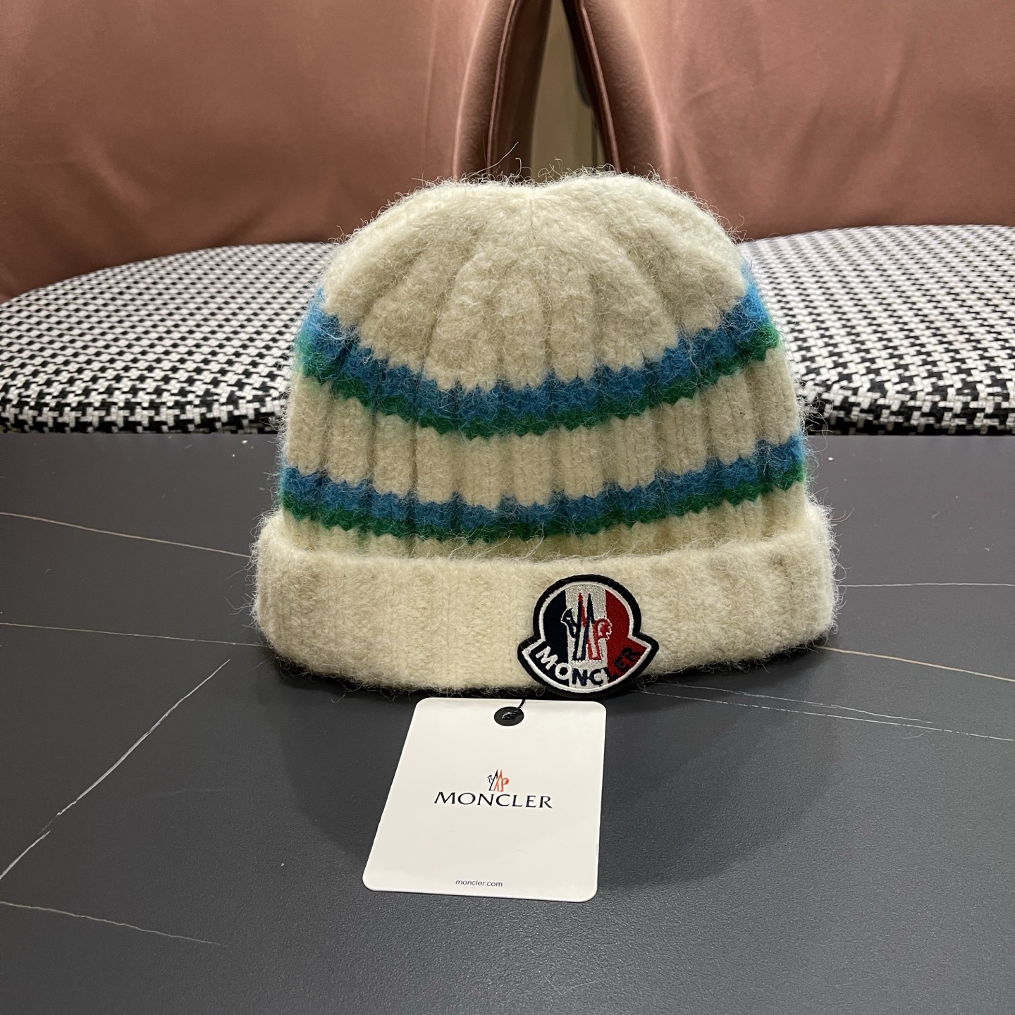 MONCLER蒙口针织毛线帽，好品质高端大气，超火爆💖质感很赞，出街超好搭配！时尚潮流！冬天必备单品，男