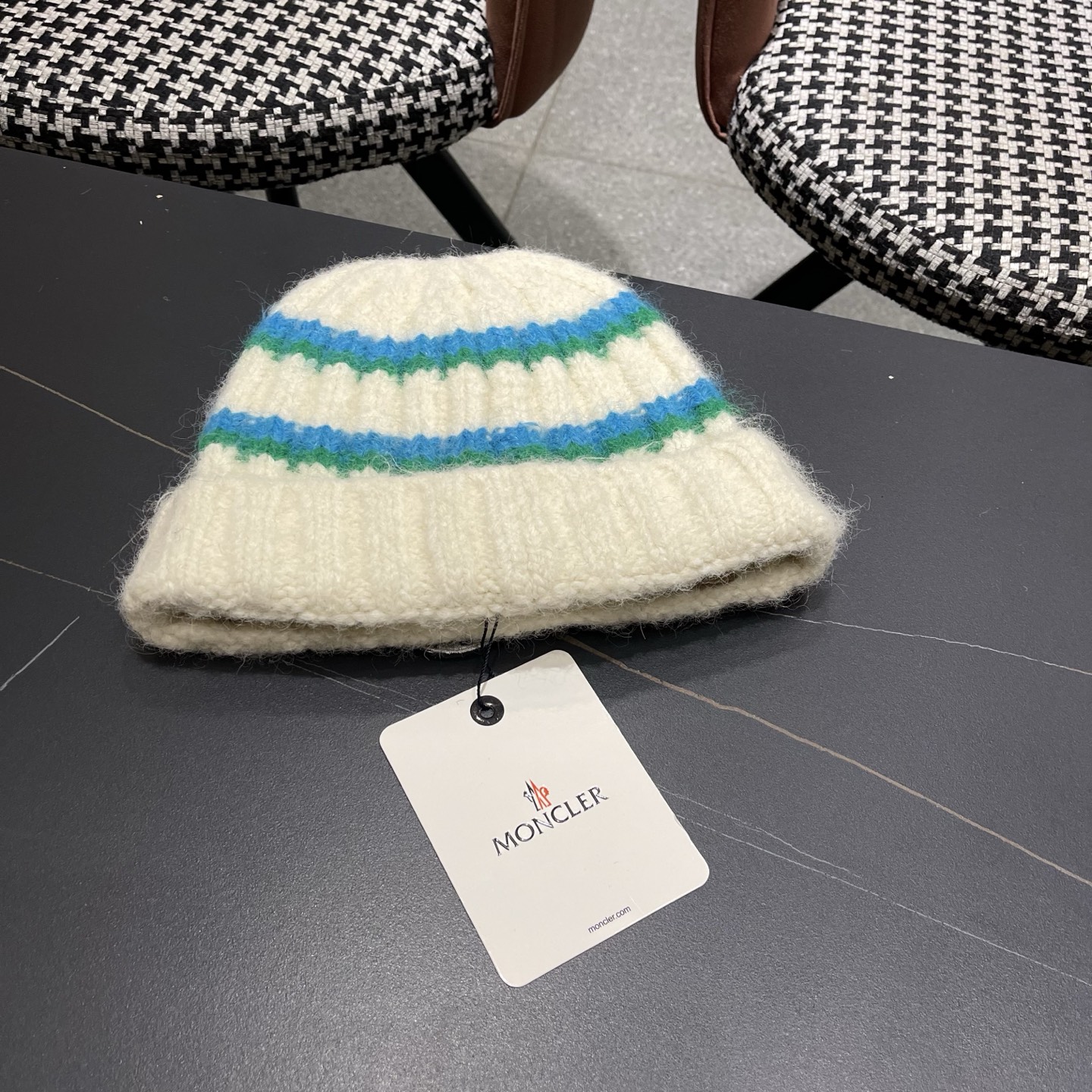 MONCLER蒙口针织毛线帽，好品质高端大气，超火爆💖质感很赞，出街超好搭配！时尚潮流！冬天必备单品，男