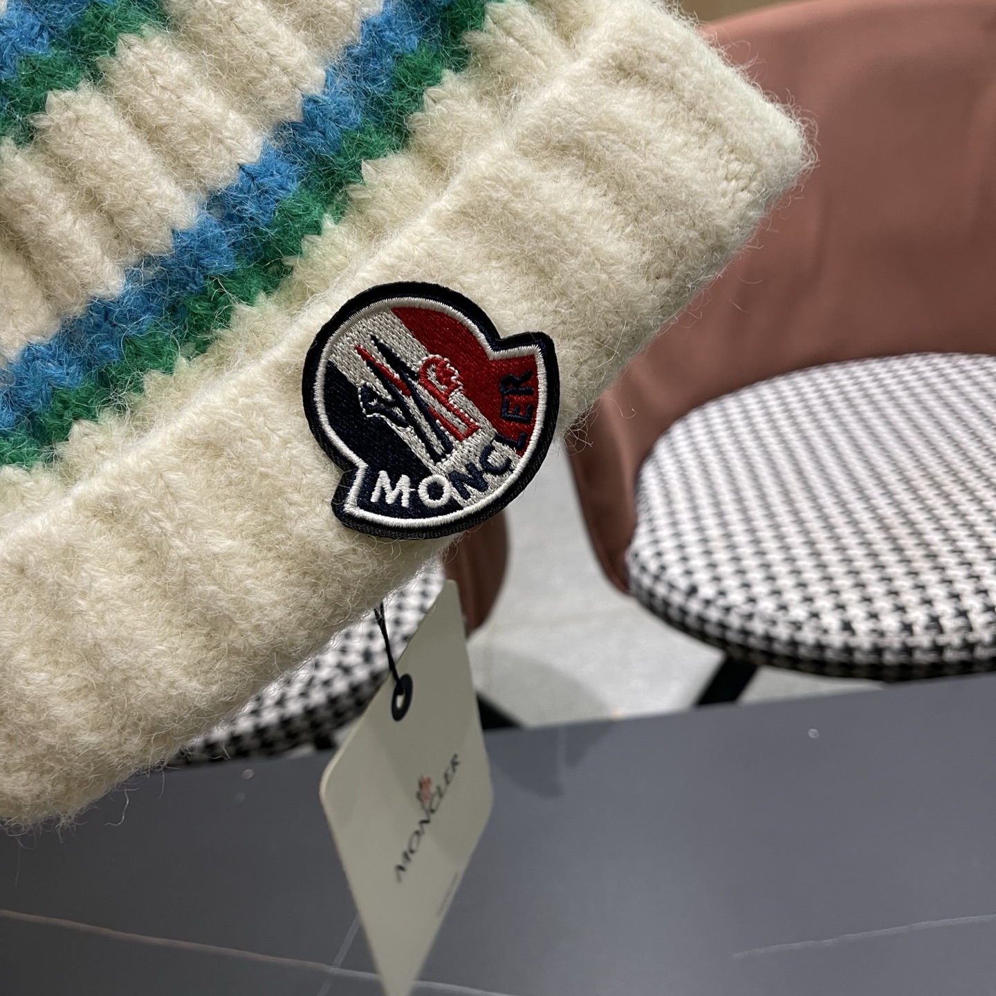 MONCLER蒙口针织毛线帽，好品质高端大气，超火爆💖质感很赞，出街超好搭配！时尚潮流！冬天必备单品，男