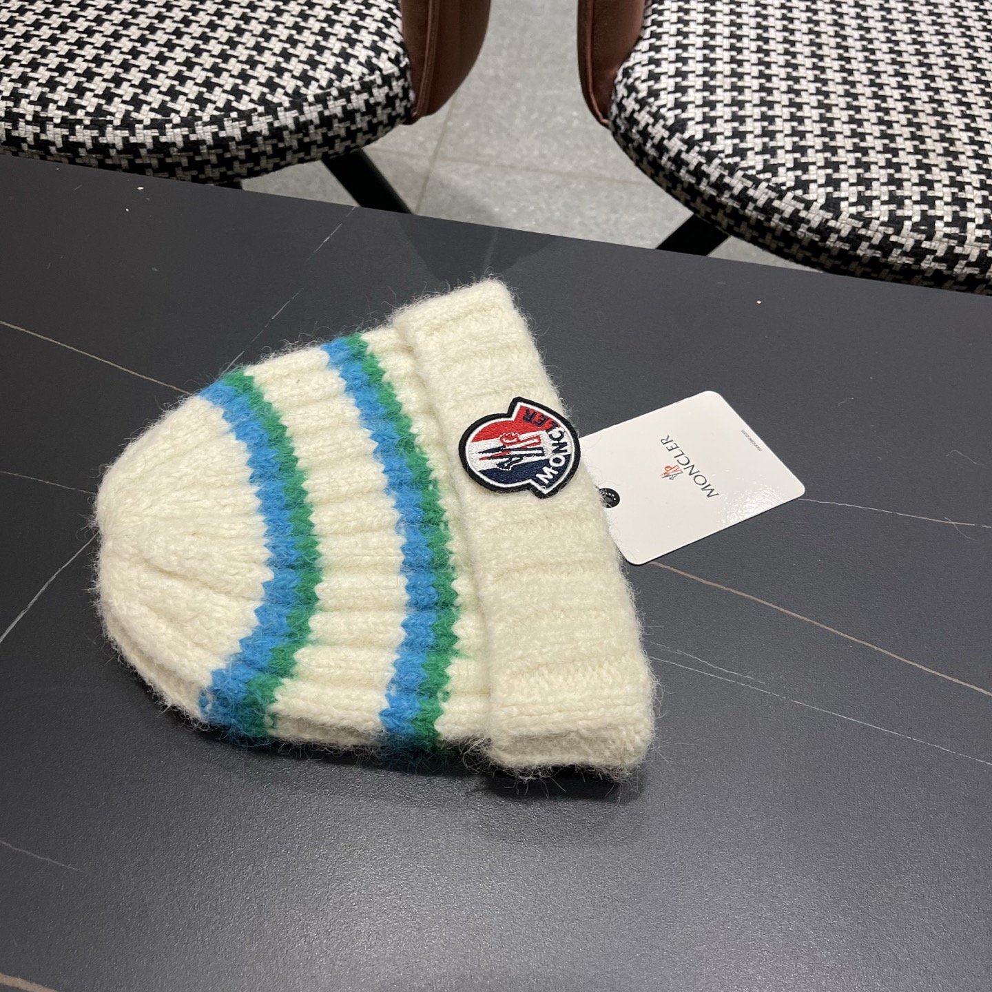 MONCLER蒙口针织毛线帽，好品质高端大气，超火爆💖质感很赞，出街超好搭配！时尚潮流！冬天必备单品，男