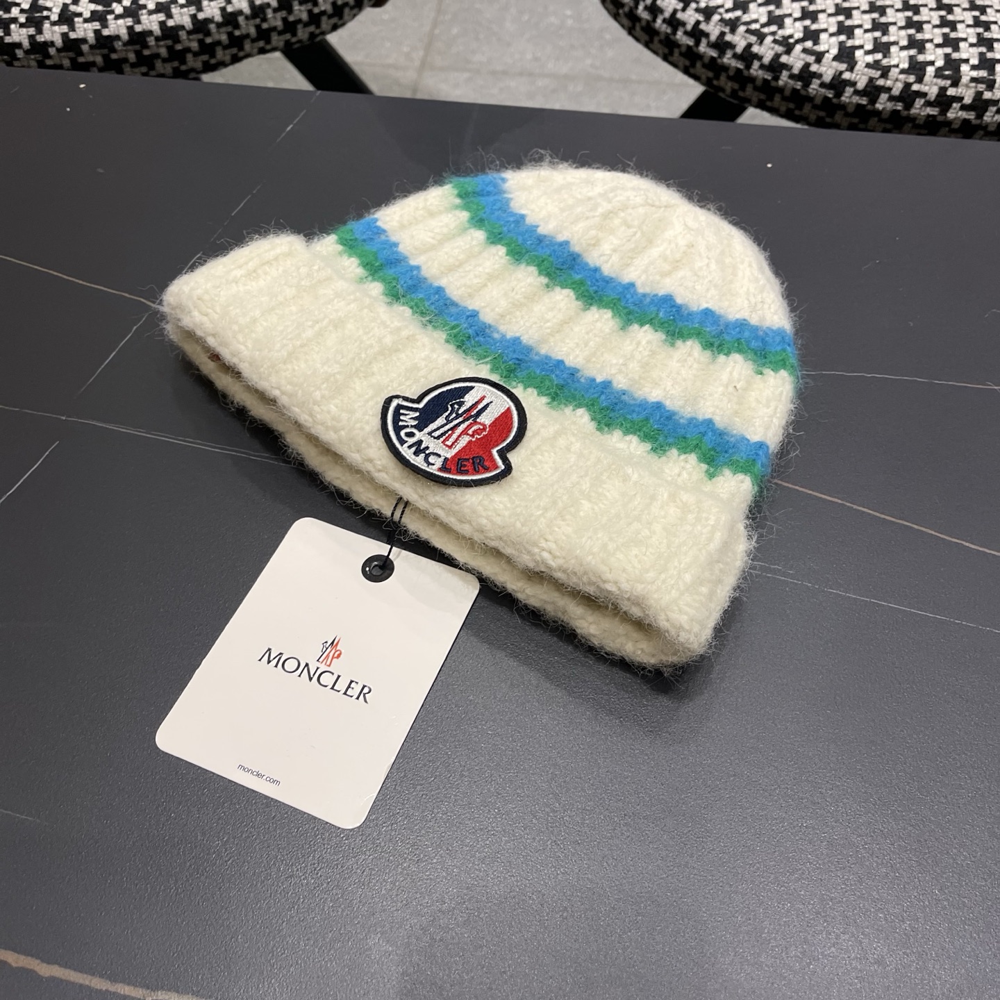 MONCLER蒙口针织毛线帽，好品质高端大气，超火爆💖质感很赞，出街超好搭配！时尚潮流！冬天必备单品，男