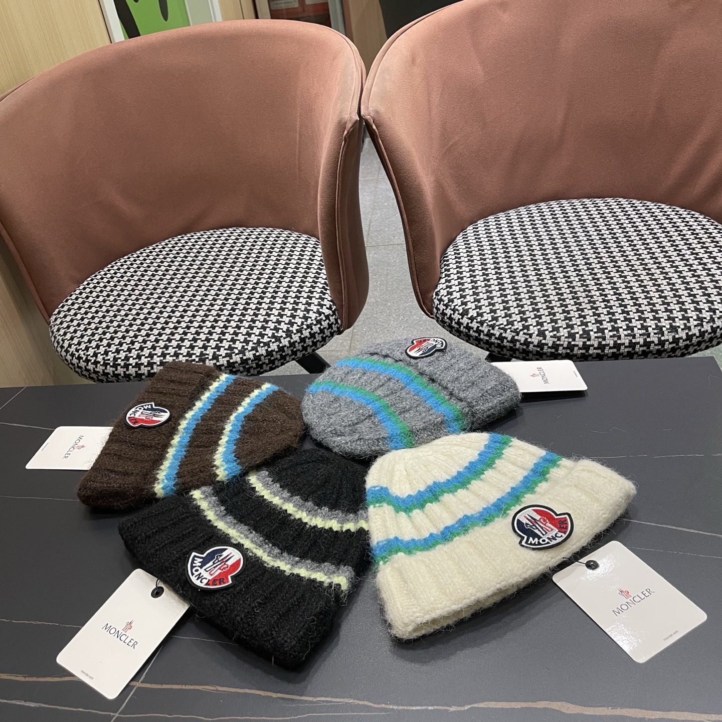 MONCLER蒙口针织毛线帽，好品质高端大气，超火爆💖质感很赞，出街超好搭配！时尚潮流！冬天必备单品，男
