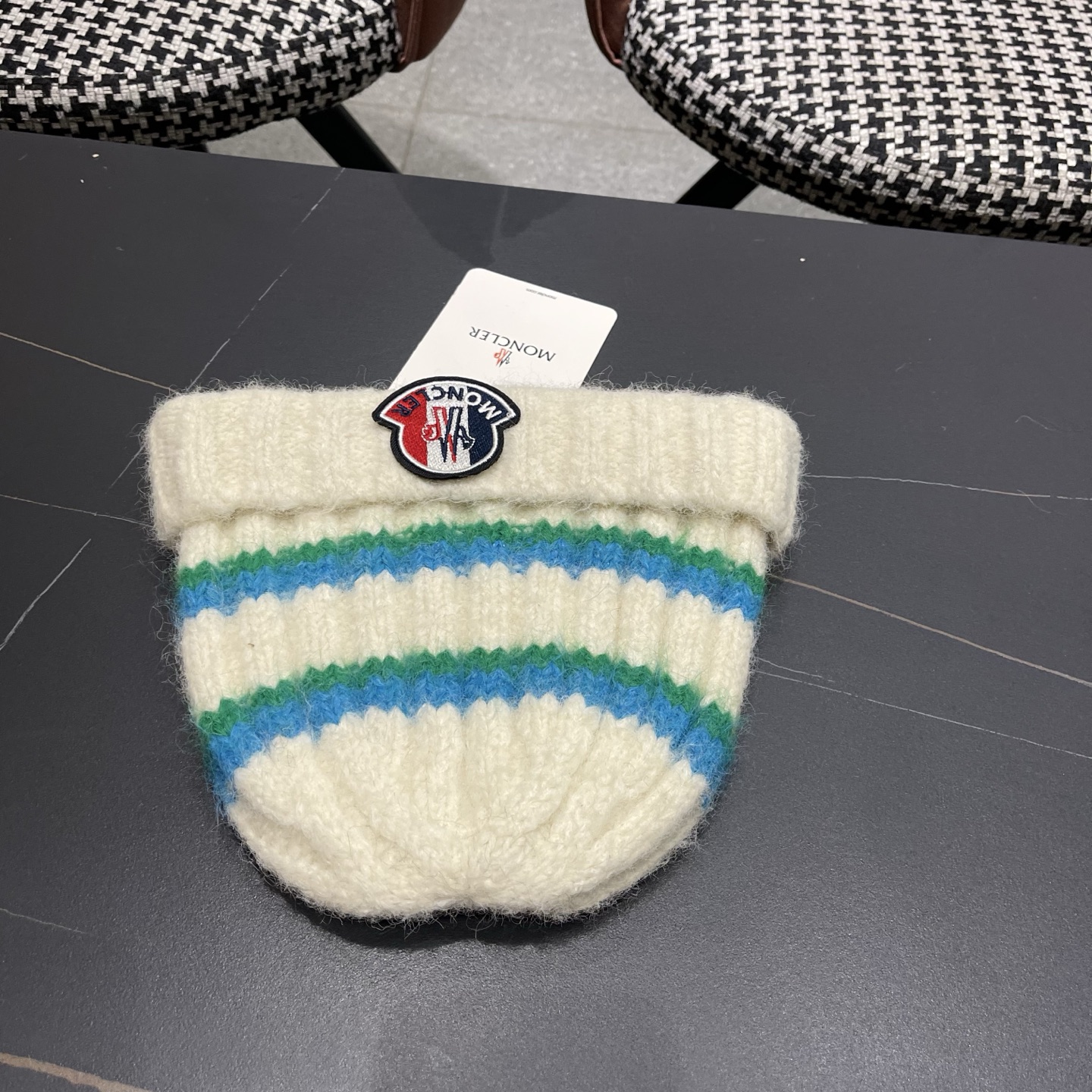 MONCLER蒙口针织毛线帽，好品质高端大气，超火爆💖质感很赞，出街超好搭配！时尚潮流！冬天必备单品，男