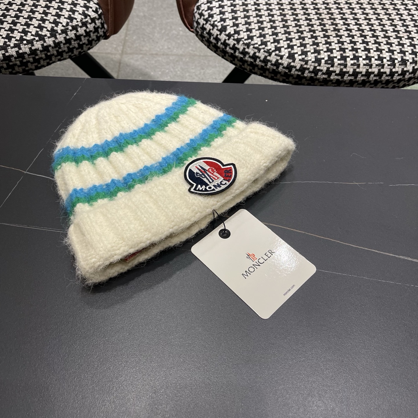 MONCLER蒙口针织毛线帽，好品质高端大气，超火爆💖质感很赞，出街超好搭配！时尚潮流！冬天必备单品，男