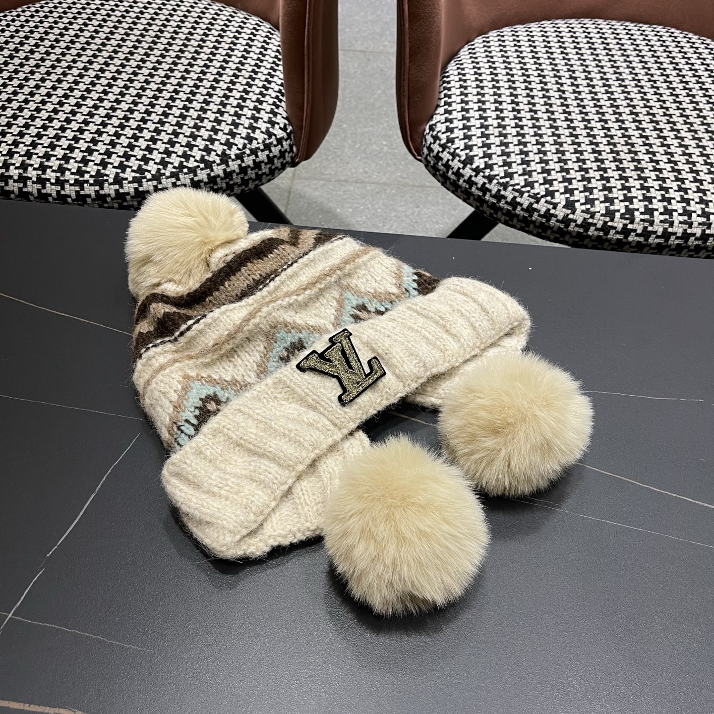 Lv路易威登毛绒护耳帽女冬天网红保暖帽子雷锋帽