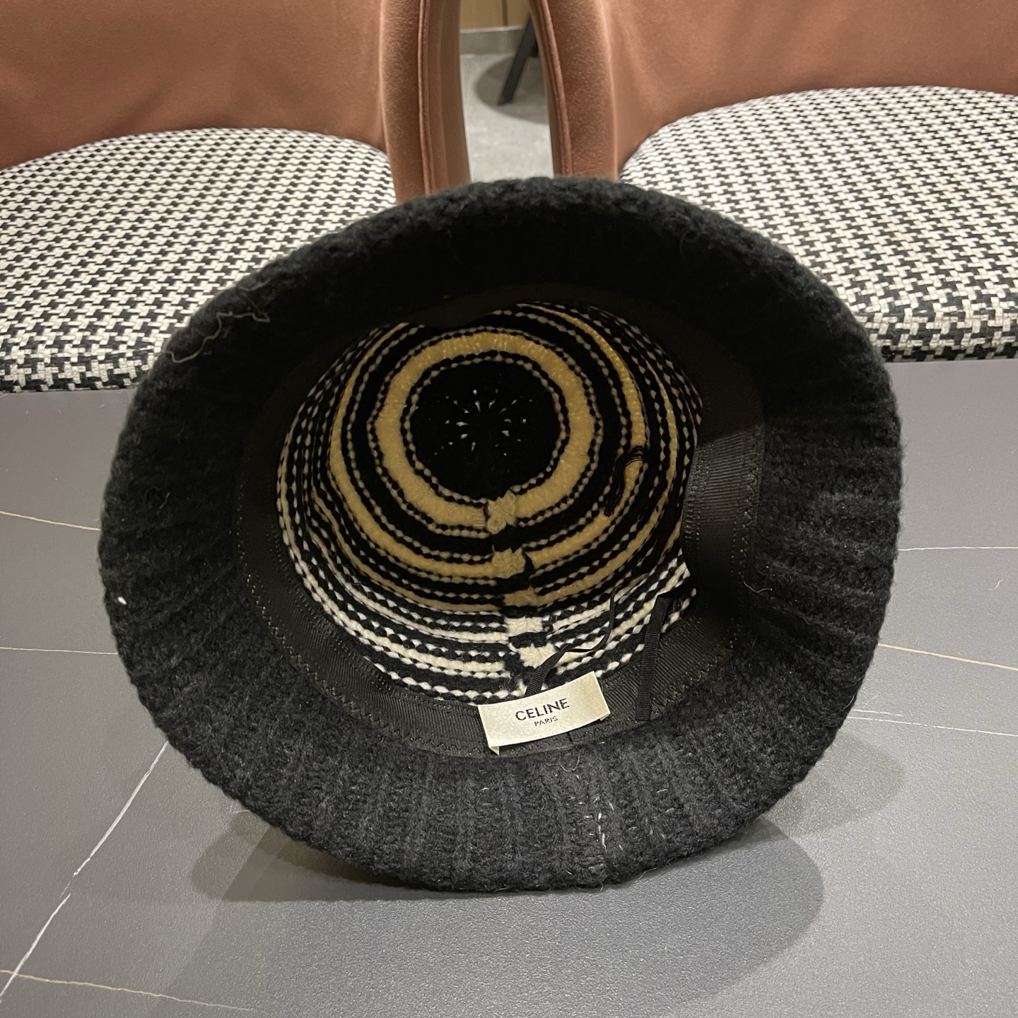 Celine 赛琳🐰 兔针织毛线帽戴起来真的好看显脸小主要是戴起来啥头型都不挑👌🏻冬天搭配大衣简直不要太