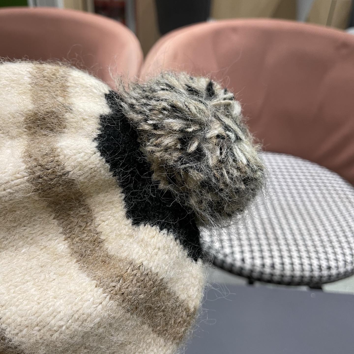 Celine 赛琳🐰 兔针织毛线帽戴起来真的好看显脸小主要是戴起来啥头型都不挑👌🏻冬天搭配大衣简直不要太