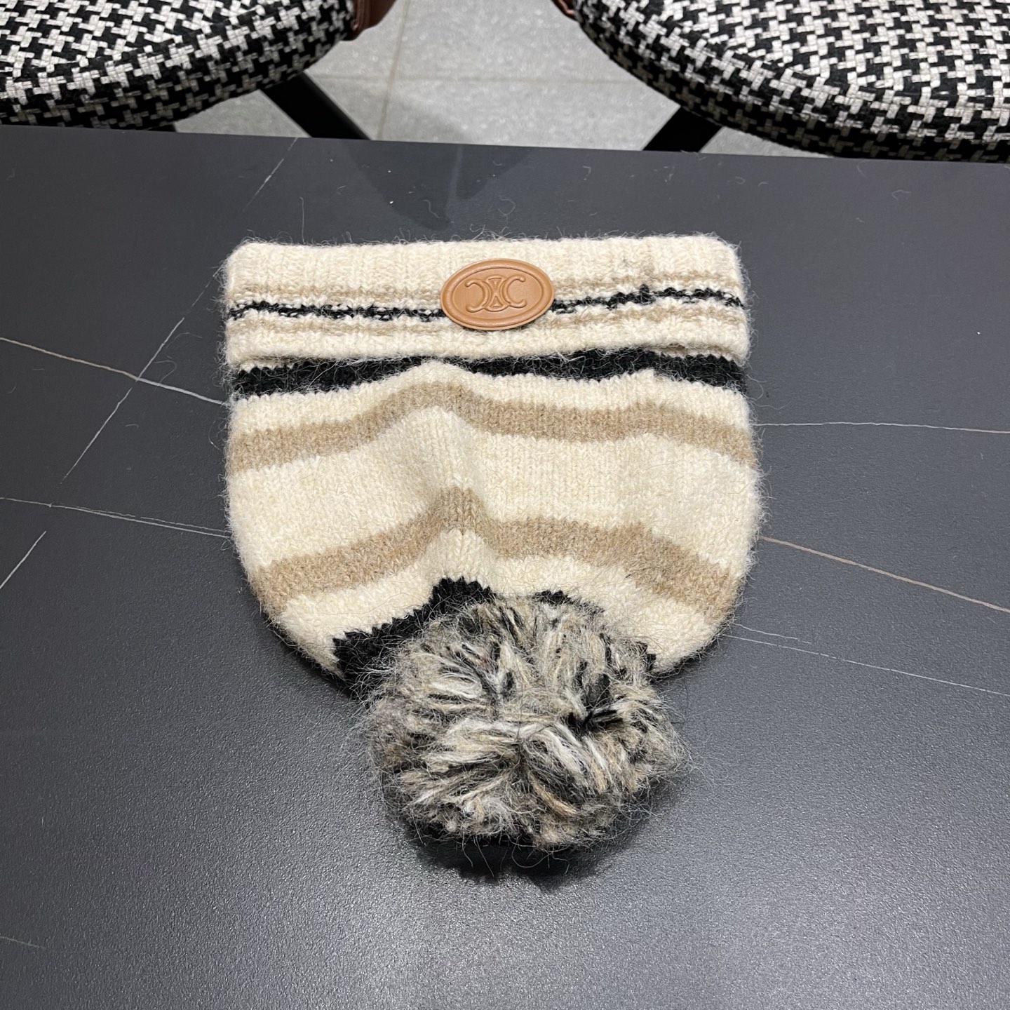 Celine 赛琳🐰 兔针织毛线帽戴起来真的好看显脸小主要是戴起来啥头型都不挑👌🏻冬天搭配大衣简直不要太