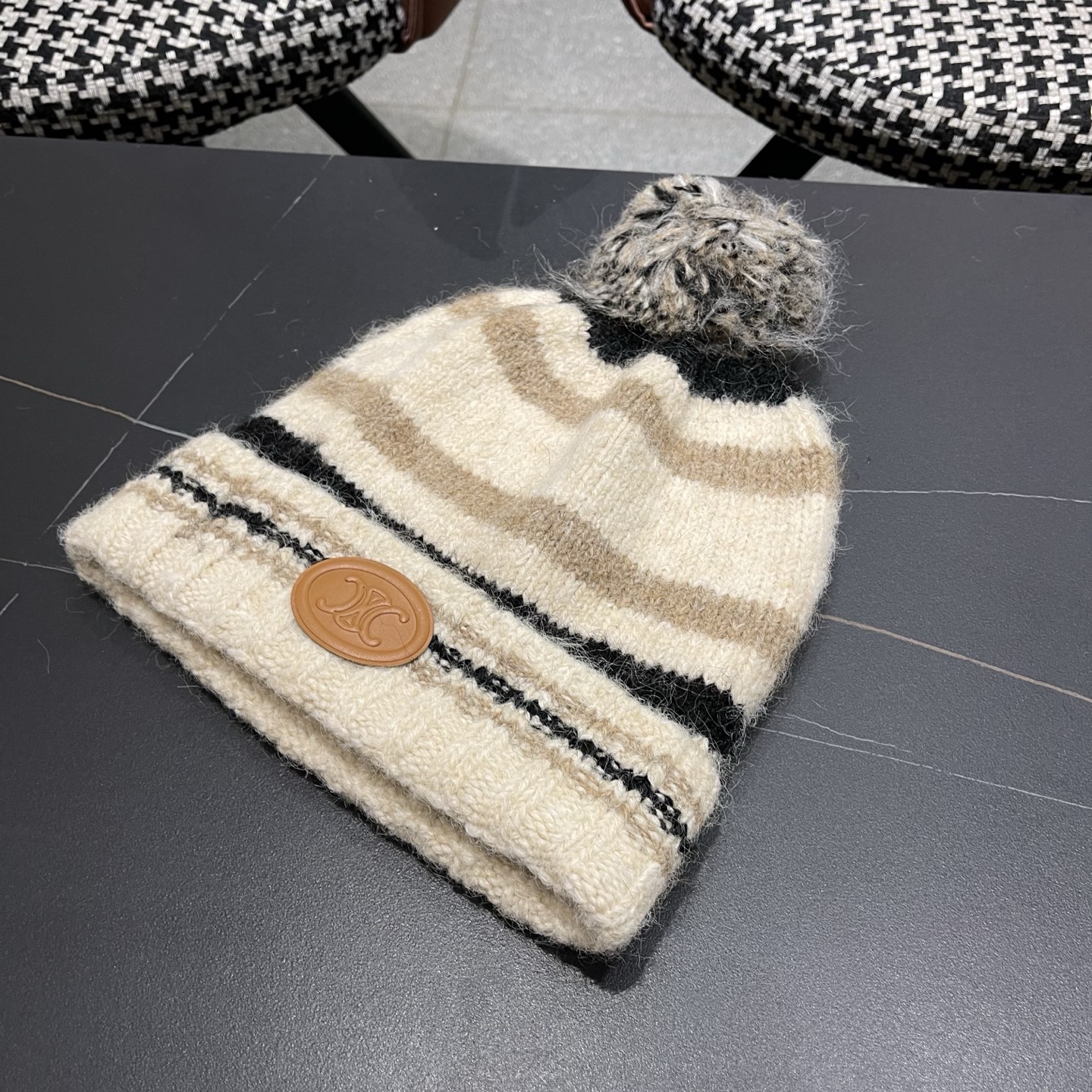 Celine 赛琳🐰 兔针织毛线帽戴起来真的好看显脸小主要是戴起来啥头型都不挑👌🏻冬天搭配大衣简直不要太