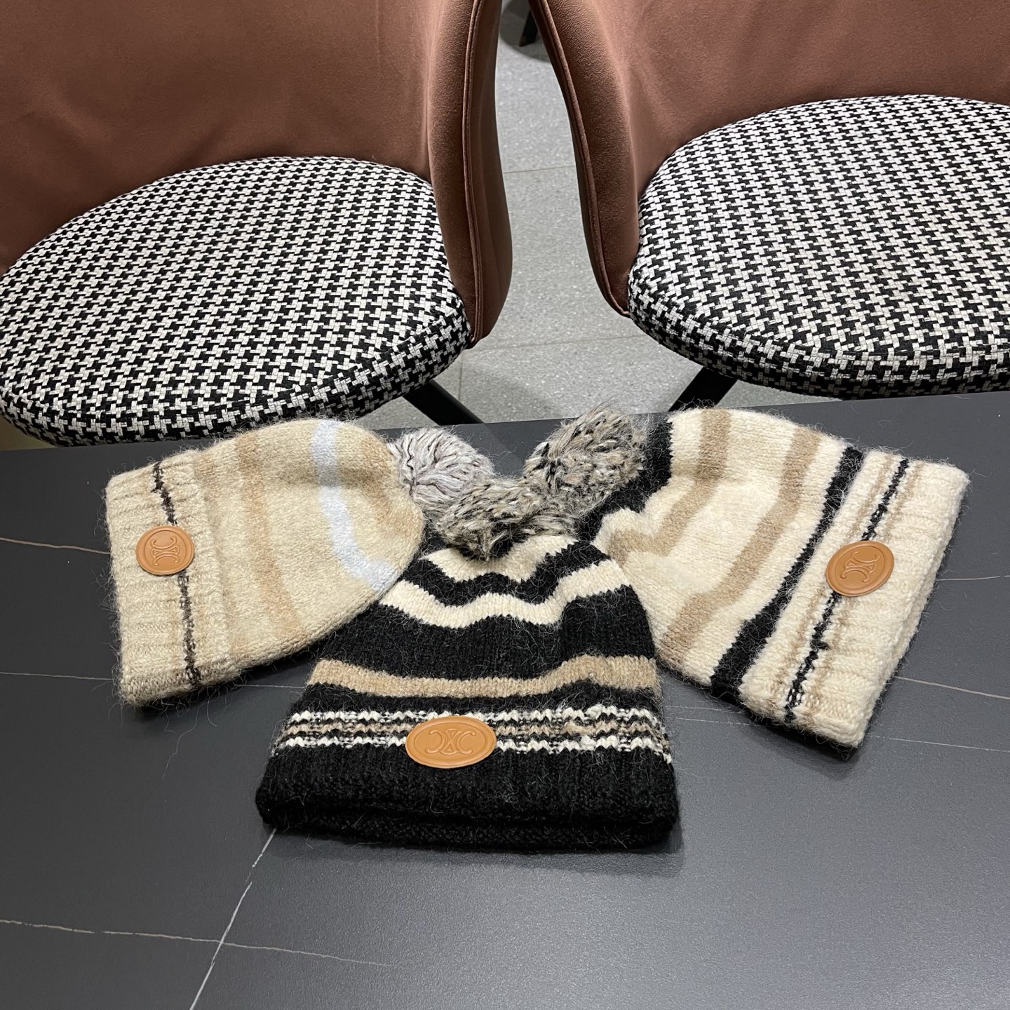 Celine 赛琳🐰 兔针织毛线帽戴起来真的好看显脸小主要是戴起来啥头型都不挑👌🏻冬天搭配大衣简直不要太