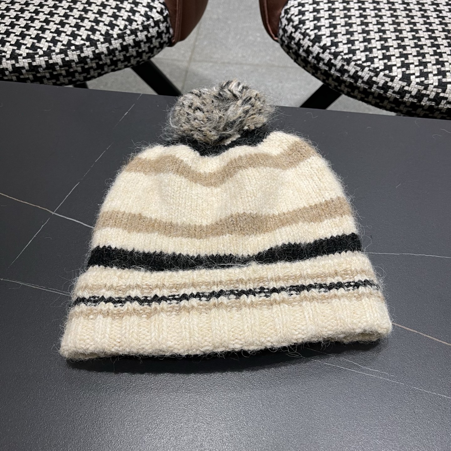 Celine 赛琳🐰 兔针织毛线帽戴起来真的好看显脸小主要是戴起来啥头型都不挑👌🏻冬天搭配大衣简直不要太