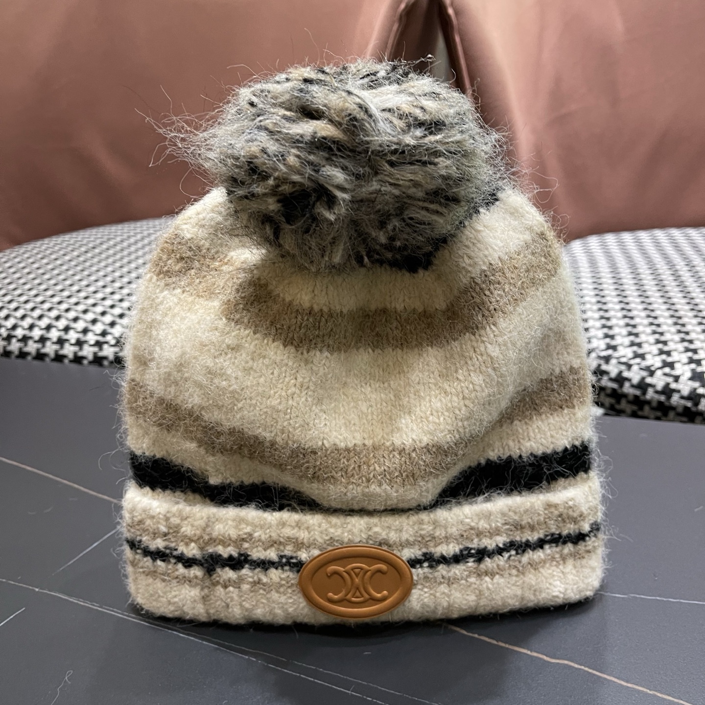 Celine 赛琳🐰 兔针织毛线帽戴起来真的好看显脸小主要是戴起来啥头型都不挑👌🏻冬天搭配大衣简直不要太