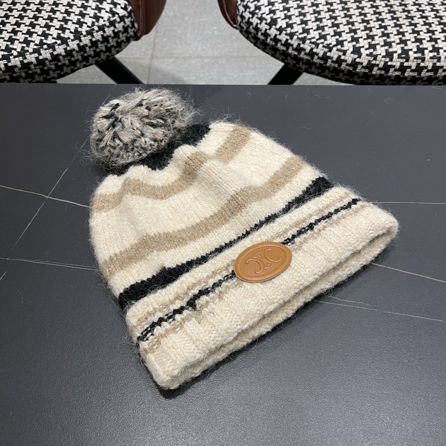 Celine 赛琳🐰 兔针织毛线帽戴起来真的好看显脸小主要是戴起来啥头型都不挑👌🏻冬天搭配大衣简直不要太