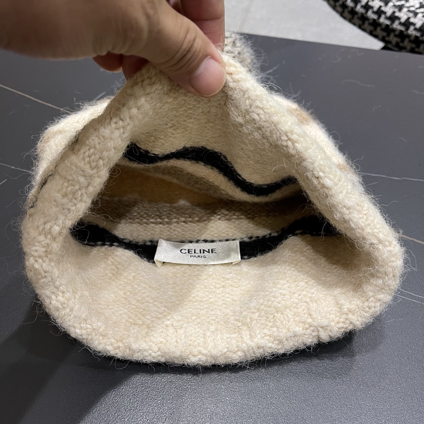 Celine 赛琳🐰 兔针织毛线帽戴起来真的好看显脸小主要是戴起来啥头型都不挑👌🏻冬天搭配大衣简直不要太