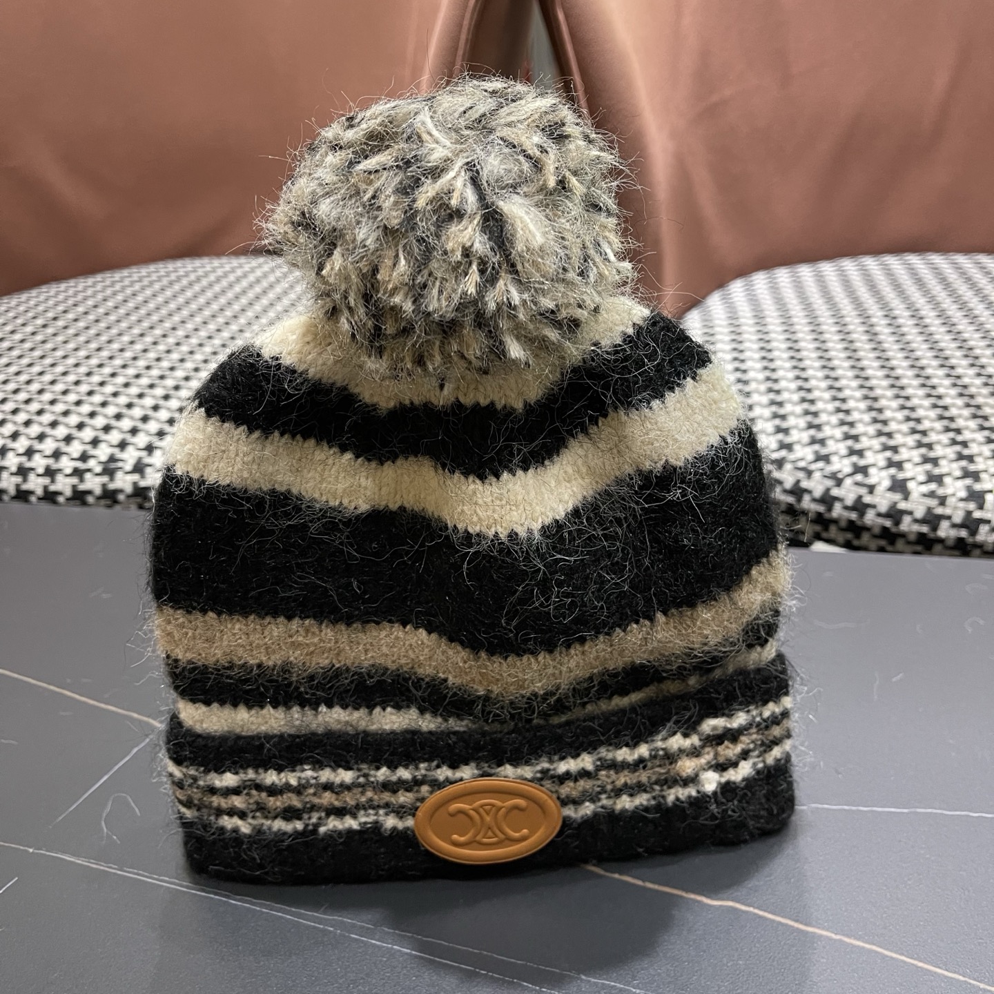 Celine 赛琳🐰 兔针织毛线帽戴起来真的好看显脸小主要是戴起来啥头型都不挑👌🏻冬天搭配大衣简直不要太