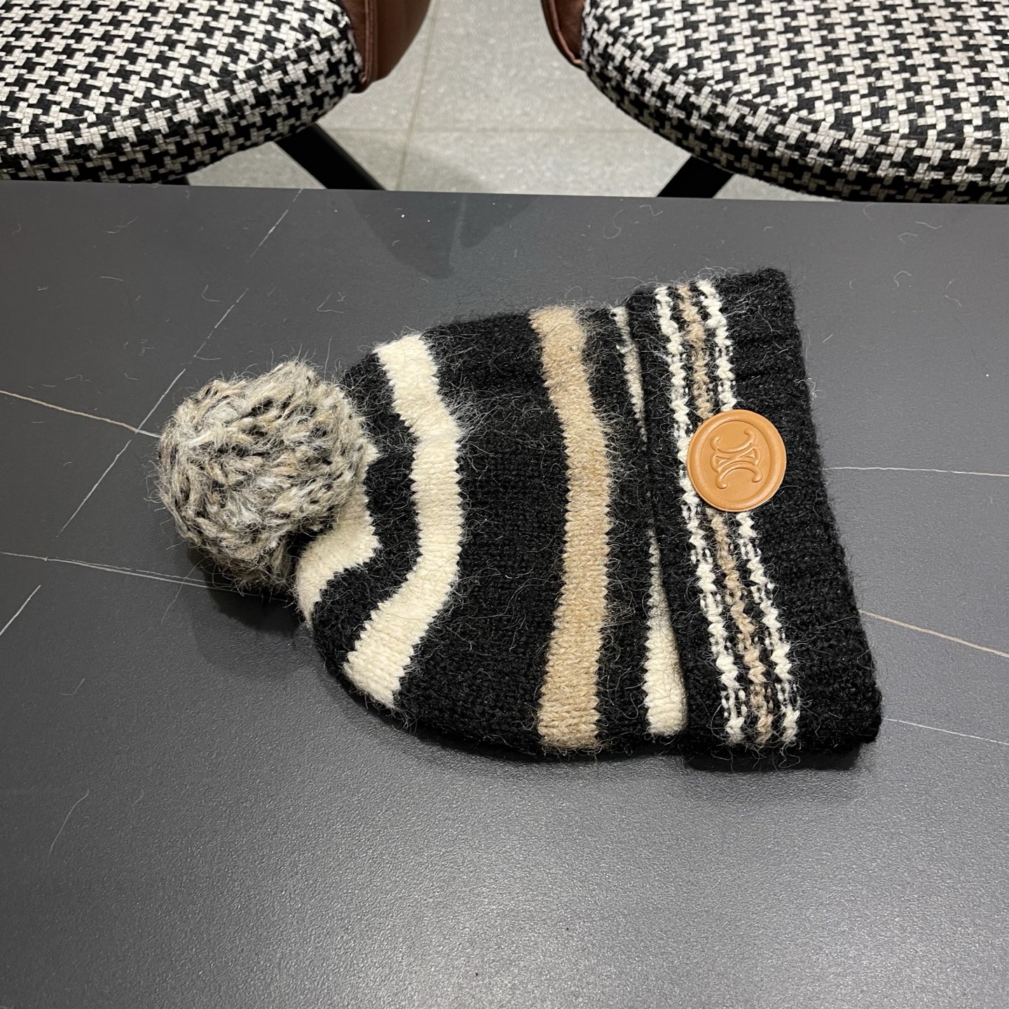 Celine 赛琳🐰 兔针织毛线帽戴起来真的好看显脸小主要是戴起来啥头型都不挑👌🏻冬天搭配大衣简直不要太