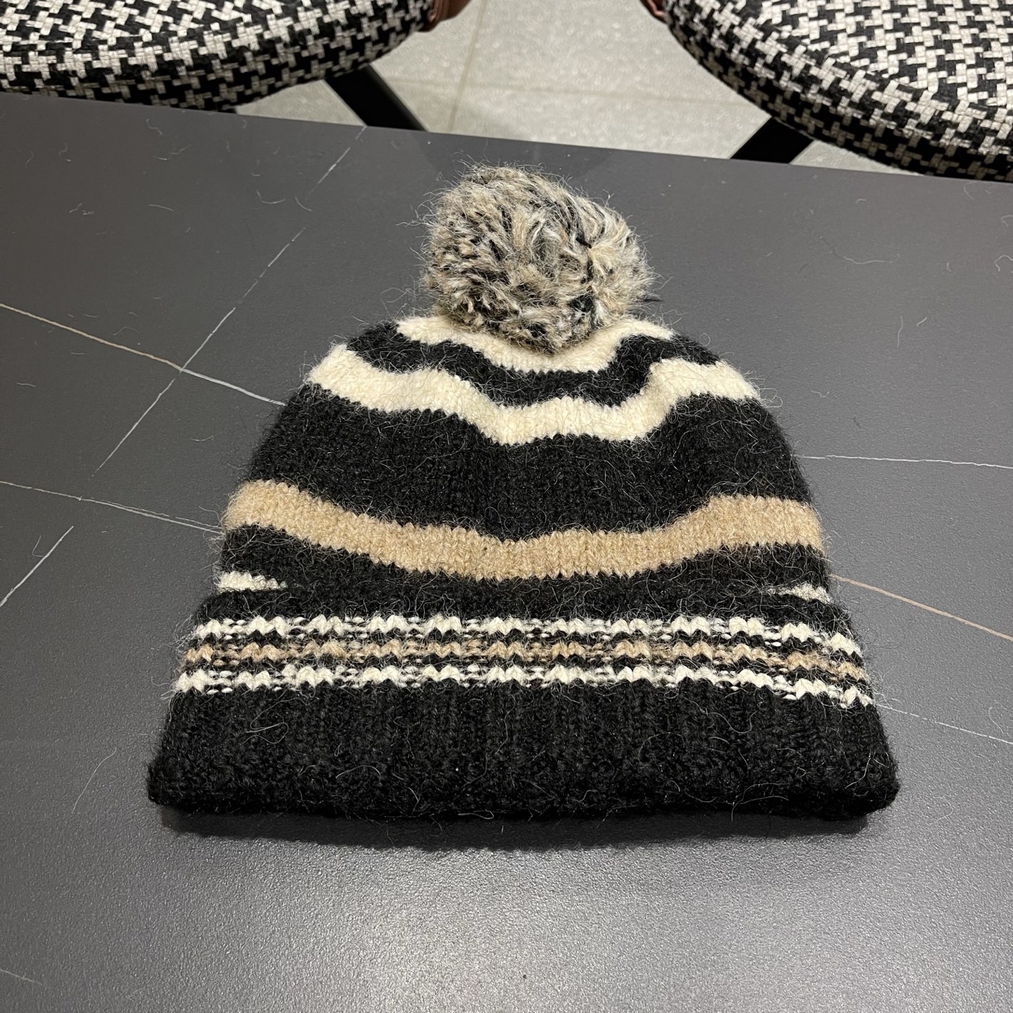 Celine 赛琳🐰 兔针织毛线帽戴起来真的好看显脸小主要是戴起来啥头型都不挑👌🏻冬天搭配大衣简直不要太