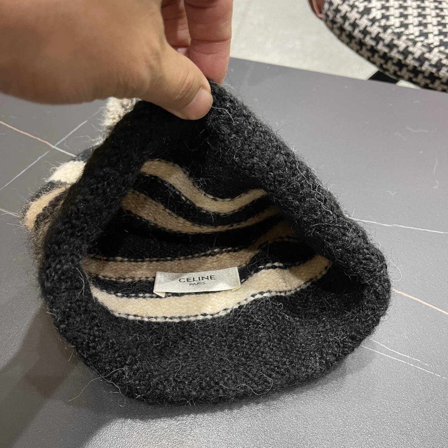 Celine 赛琳🐰 兔针织毛线帽戴起来真的好看显脸小主要是戴起来啥头型都不挑👌🏻冬天搭配大衣简直不要太