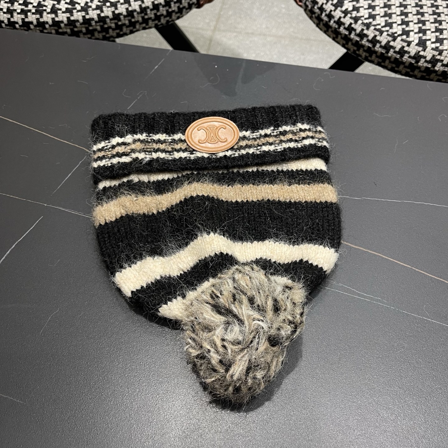 Celine 赛琳🐰 兔针织毛线帽戴起来真的好看显脸小主要是戴起来啥头型都不挑👌🏻冬天搭配大衣简直不要太