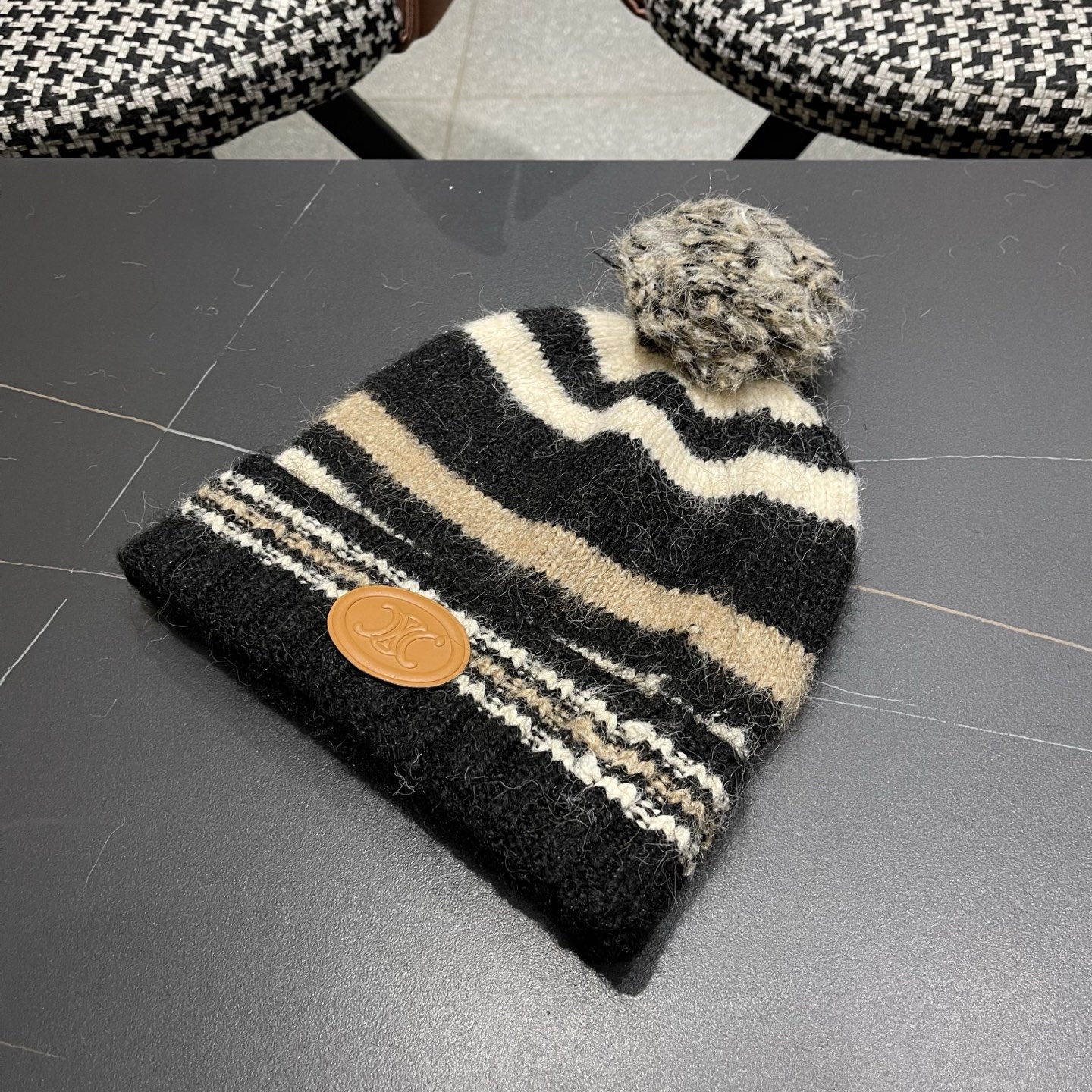 Celine 赛琳🐰 兔针织毛线帽戴起来真的好看显脸小主要是戴起来啥头型都不挑👌🏻冬天搭配大衣简直不要太