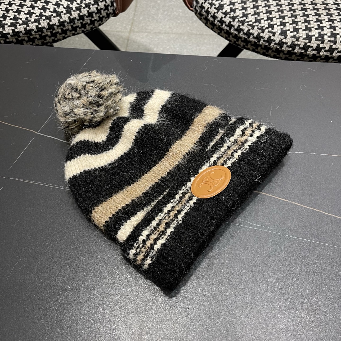 Celine 赛琳🐰 兔针织毛线帽戴起来真的好看显脸小主要是戴起来啥头型都不挑👌🏻冬天搭配大衣简直不要太