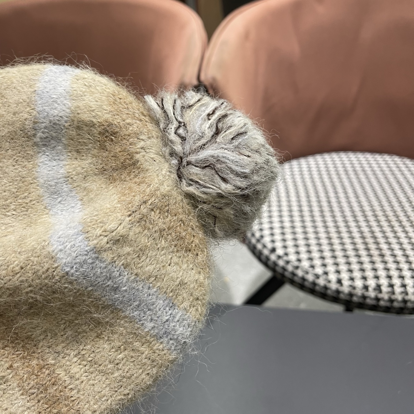 Celine 赛琳🐰 兔针织毛线帽戴起来真的好看显脸小主要是戴起来啥头型都不挑👌🏻冬天搭配大衣简直不要太