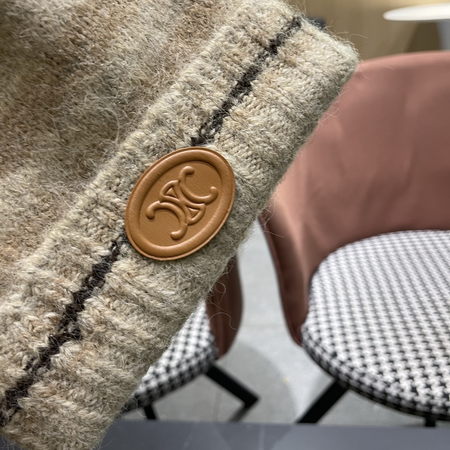 Celine 赛琳🐰 兔针织毛线帽戴起来真的好看显脸小主要是戴起来啥头型都不挑👌🏻冬天搭配大衣简直不要太