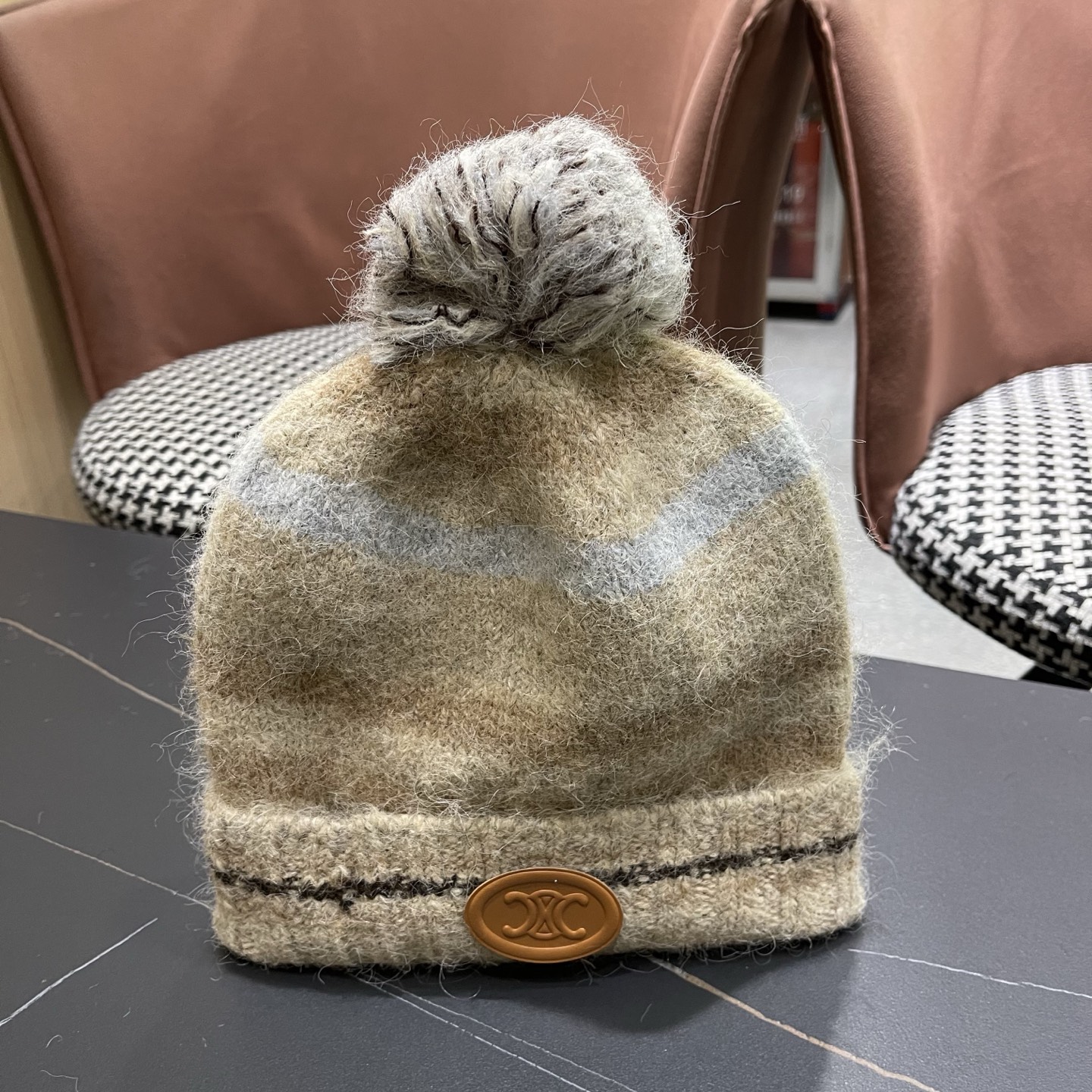 Celine 赛琳🐰 兔针织毛线帽戴起来真的好看显脸小主要是戴起来啥头型都不挑👌🏻冬天搭配大衣简直不要太