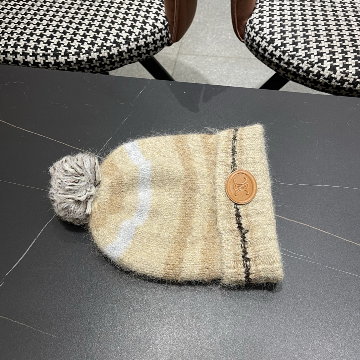 Celine 赛琳🐰 兔针织毛线帽戴起来真的好看显脸小主要是戴起来啥头型都不挑👌🏻冬天搭配大衣简直不要太