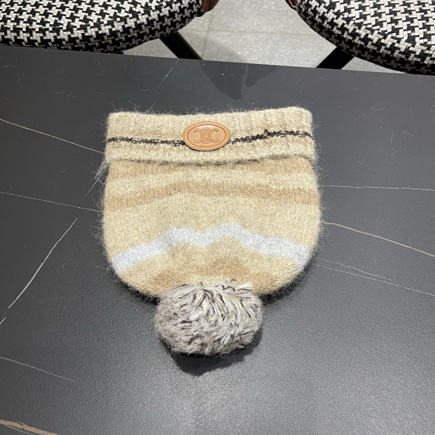 Celine 赛琳🐰 兔针织毛线帽戴起来真的好看显脸小主要是戴起来啥头型都不挑👌🏻冬天搭配大衣简直不要太