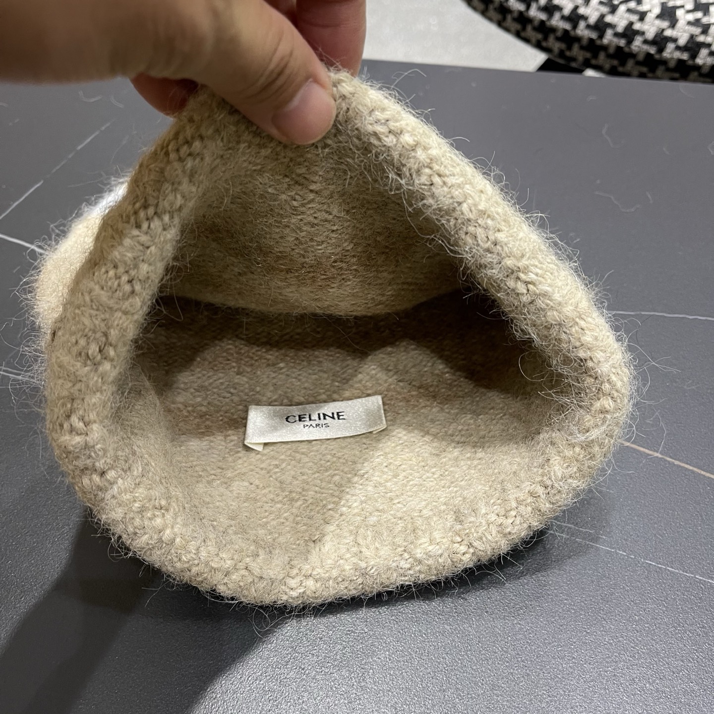 Celine 赛琳🐰 兔针织毛线帽戴起来真的好看显脸小主要是戴起来啥头型都不挑👌🏻冬天搭配大衣简直不要太