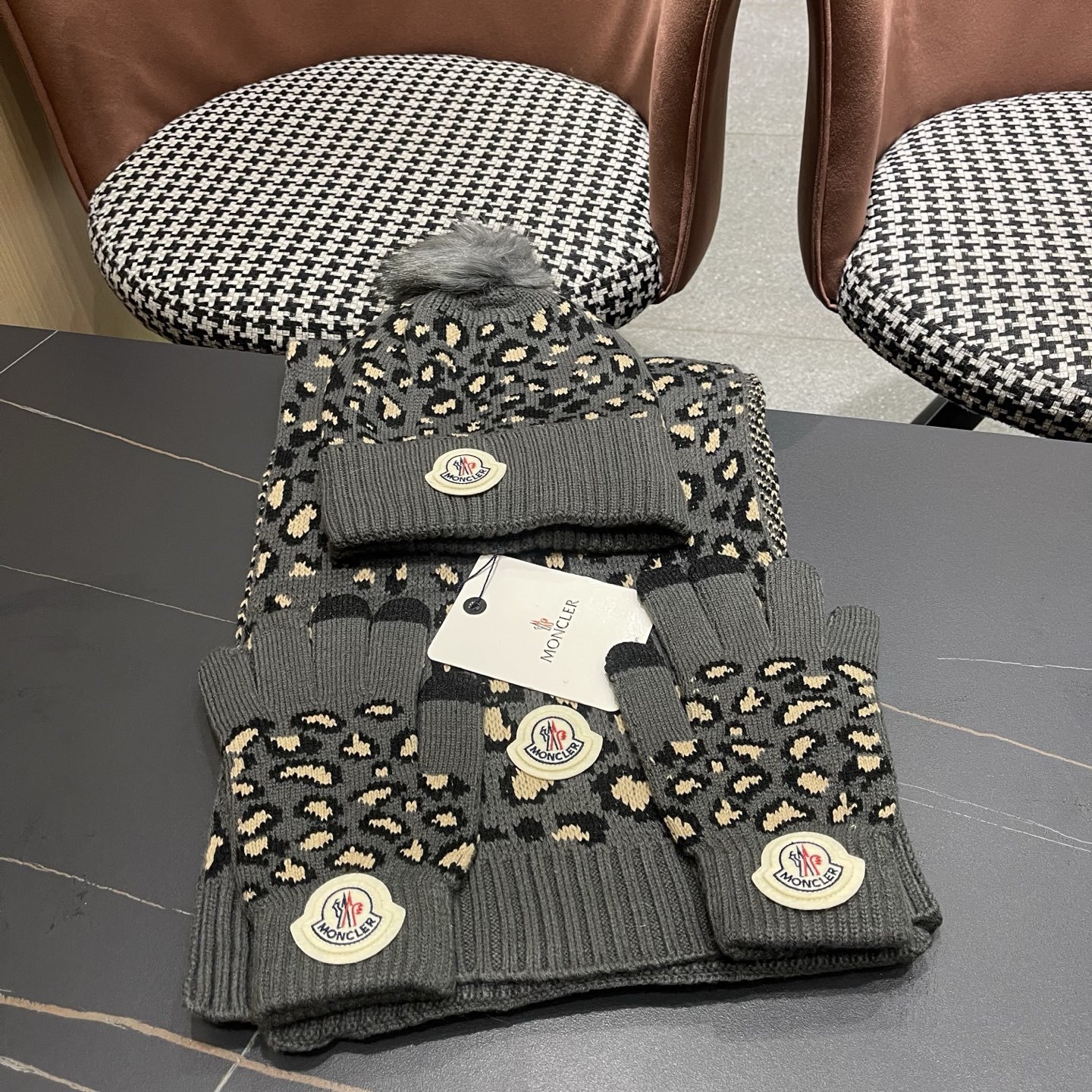 🌹蒙口。【羊毛套装帽子-帽子➕围巾】经典套装帽子!成分:70%羊毛➕30%兔毛。暖暖哒超级舒服~冬日小姐