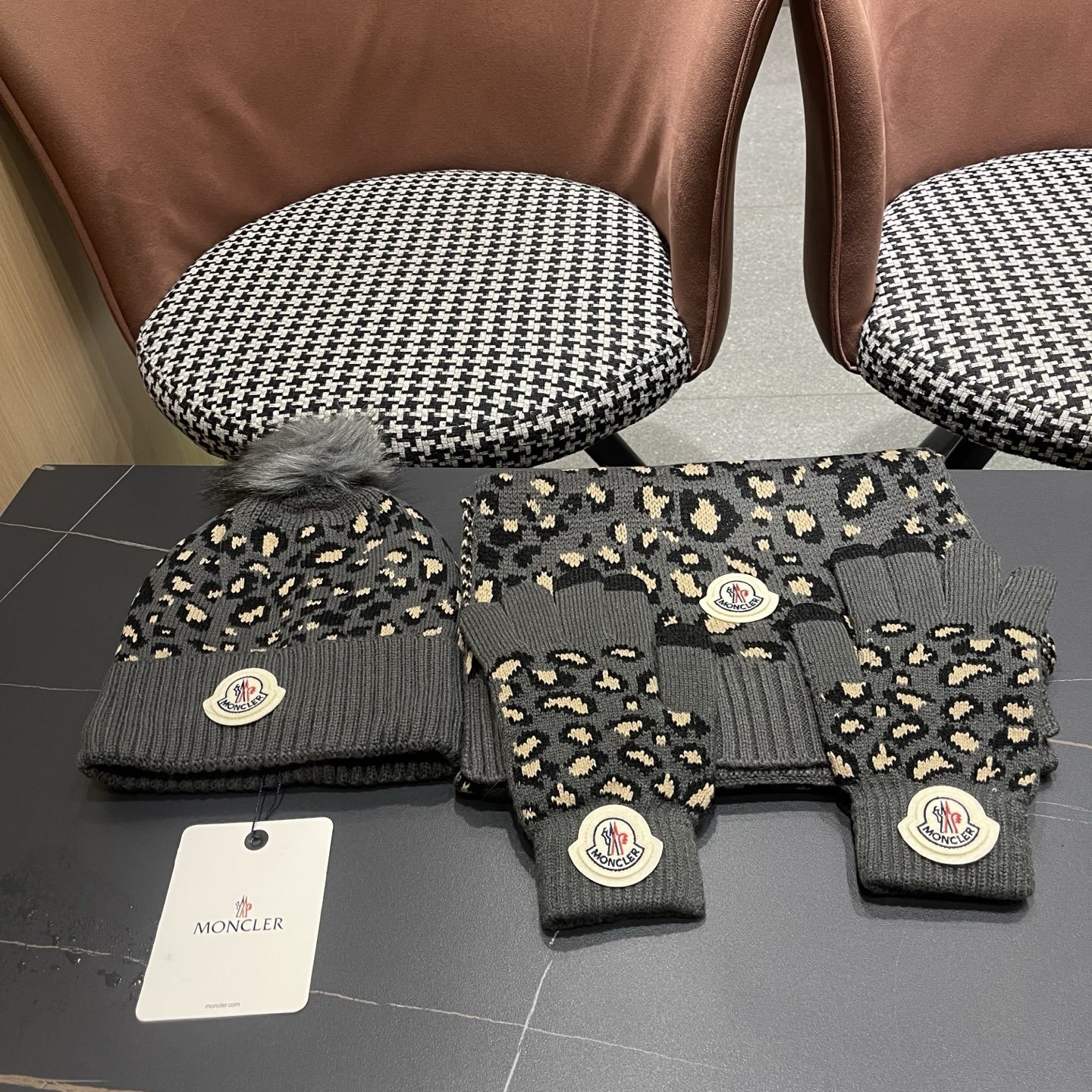 🌹蒙口。【羊毛套装帽子-帽子➕围巾】经典套装帽子!成分:70%羊毛➕30%兔毛。暖暖哒超级舒服~冬日小姐