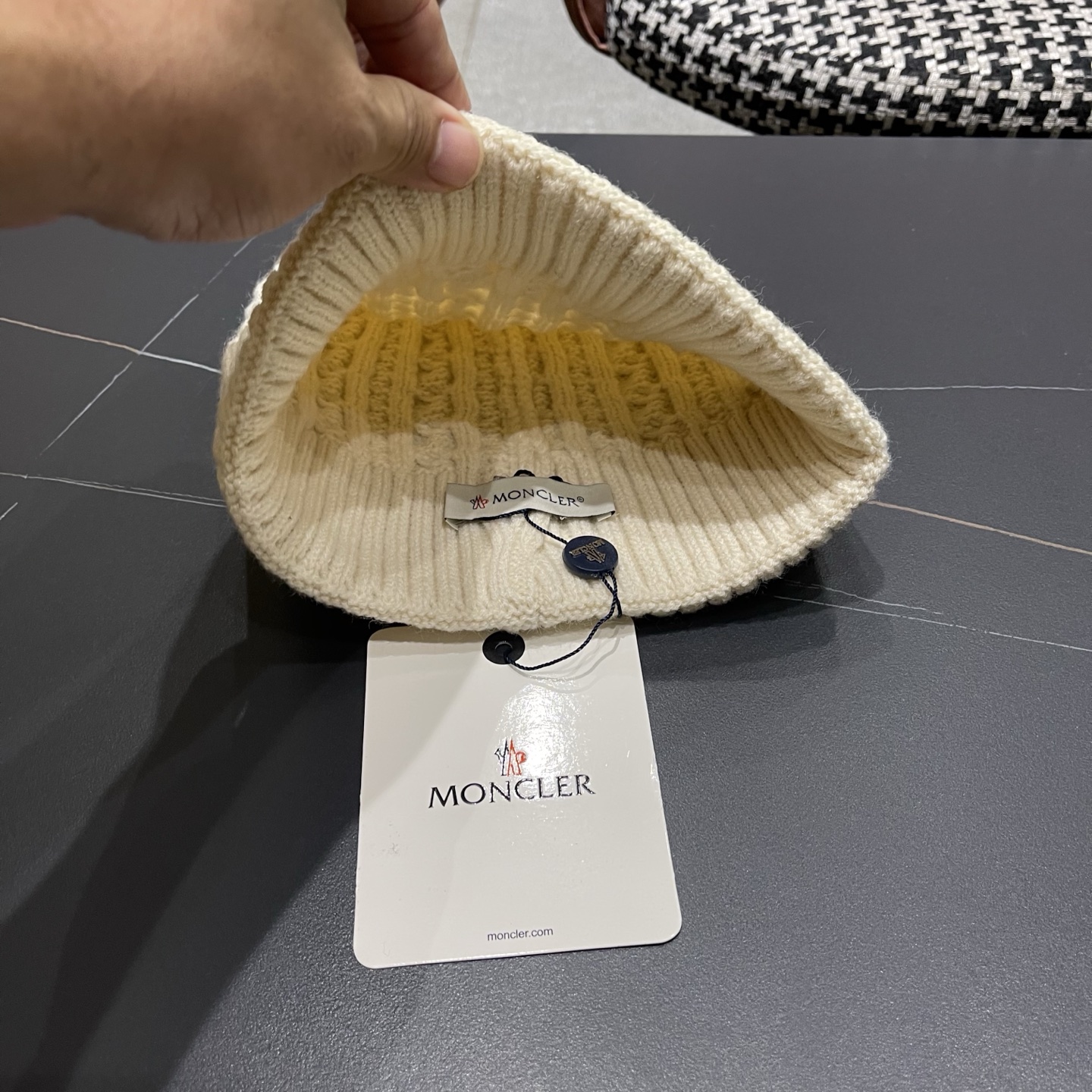 👒蒙‌口Moncler官‌网最新‎蒙​口针​织‌帽‎，配​蒙口专​柜‎防尘‌袋，防伪‎标签​内标洗​水标