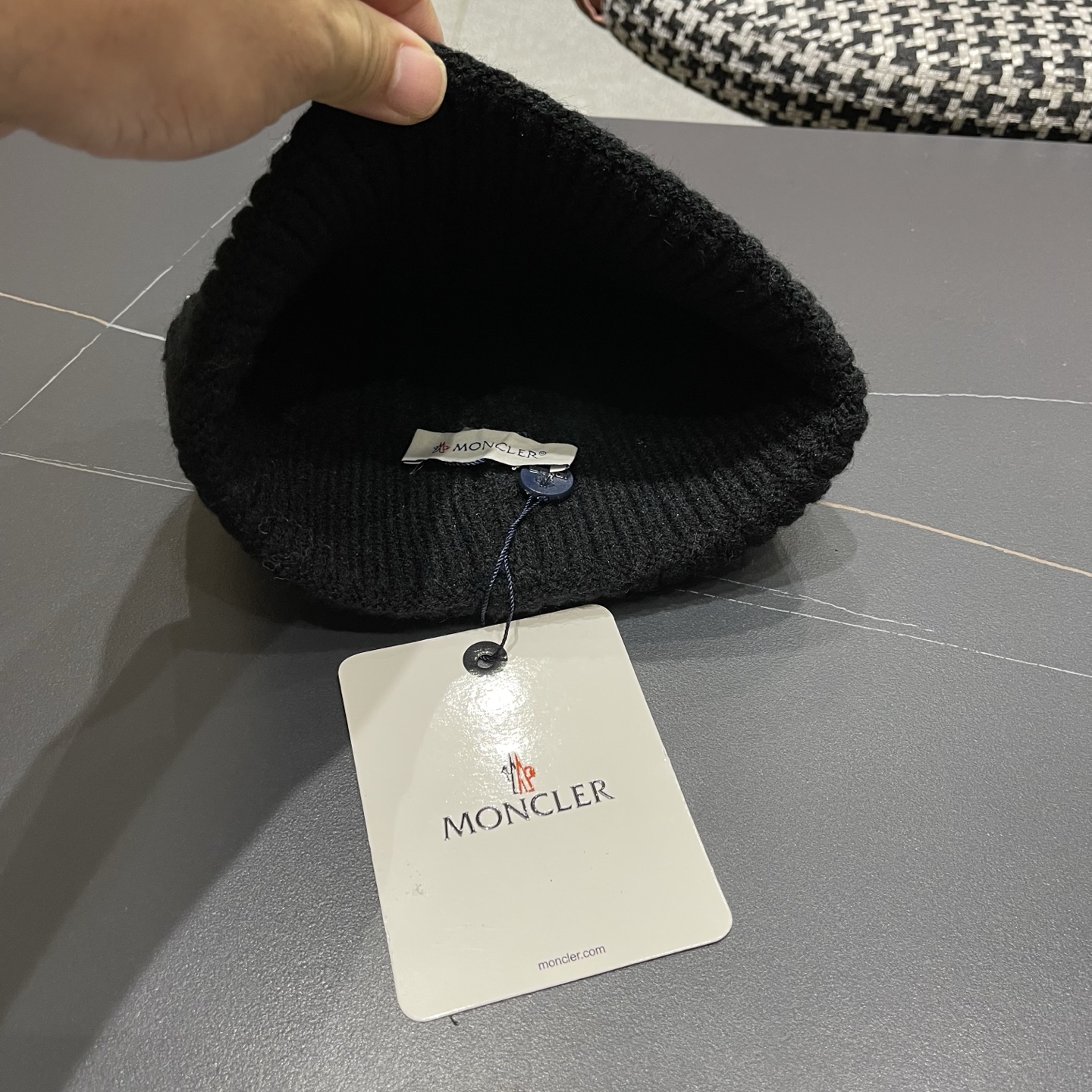 👒蒙‌口Moncler官‌网最新‎蒙​口针​织‌帽‎，配​蒙口专​柜‎防尘‌袋，防伪‎标签​内标洗​水标