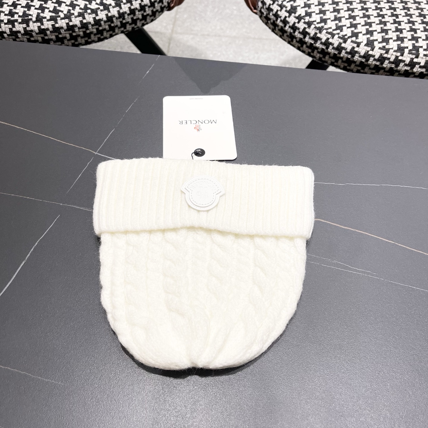 👒蒙‌口Moncler官‌网最新‎蒙​口针​织‌帽‎，配​蒙口专​柜‎防尘‌袋，防伪‎标签​内标洗​水标