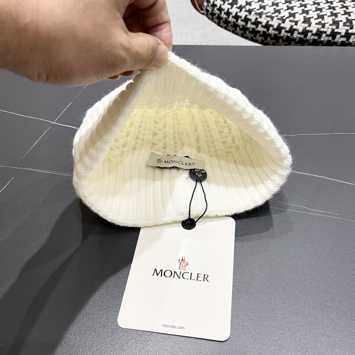 👒蒙‌口Moncler官‌网最新‎蒙​口针​织‌帽‎，配​蒙口专​柜‎防尘‌袋，防伪‎标签​内标洗​水标