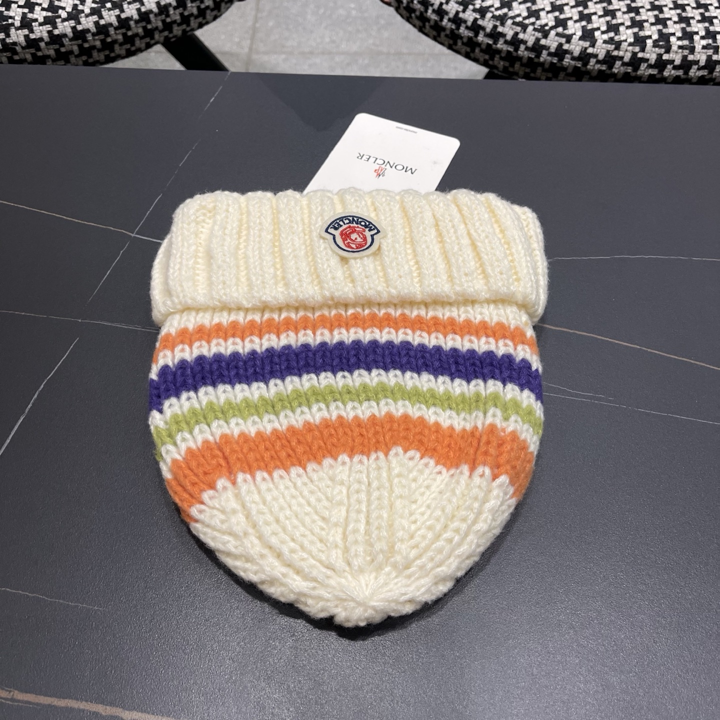 MONCLER蒙口针织毛线帽，好品质高端大气，超火爆💖质感很赞，出街超好搭配！时尚潮流！冬天必备单品，男