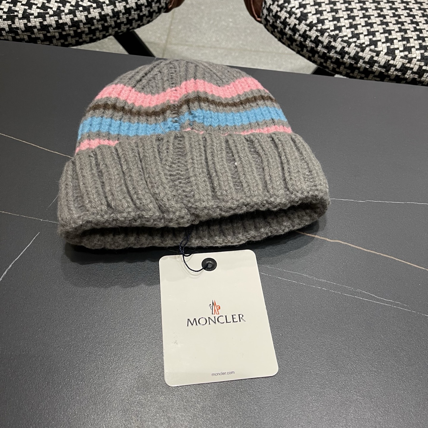 MONCLER蒙口针织毛线帽，好品质高端大气，超火爆💖质感很赞，出街超好搭配！时尚潮流！冬天必备单品，男