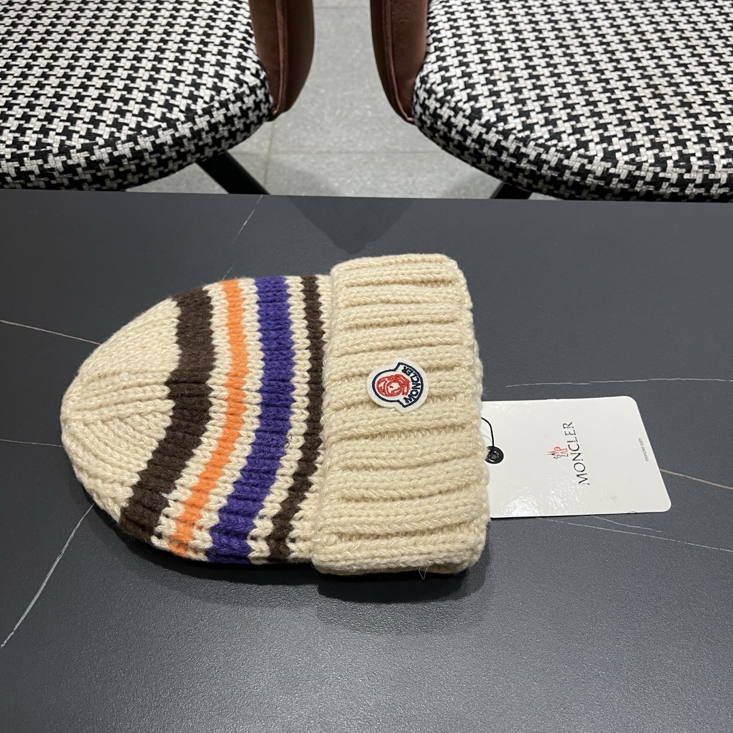 MONCLER蒙口针织毛线帽，好品质高端大气，超火爆💖质感很赞，出街超好搭配！时尚潮流！冬天必备单品，男