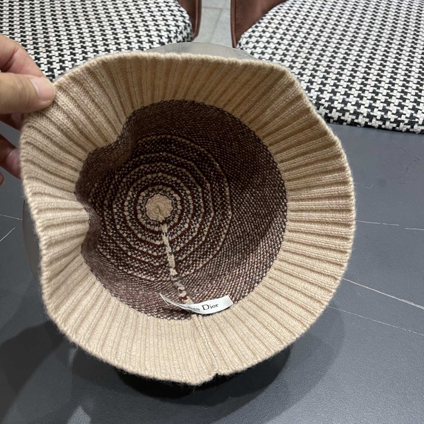 迪奥DIOR2025秋冬渔夫帽针织盆帽韩版时尚百搭毛线帽子新款水桶帽网红ins